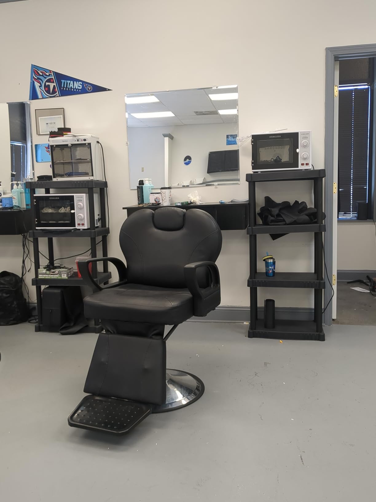 Salon Chair for Hair Stylist, 360 Degree Rotating Barber Chair with Heavy Duty Hydraulic Pump, Spa Beauty Equipment for Hair Stylists, Tattoo Artists, Cosmetologists (Black) customer photo 2