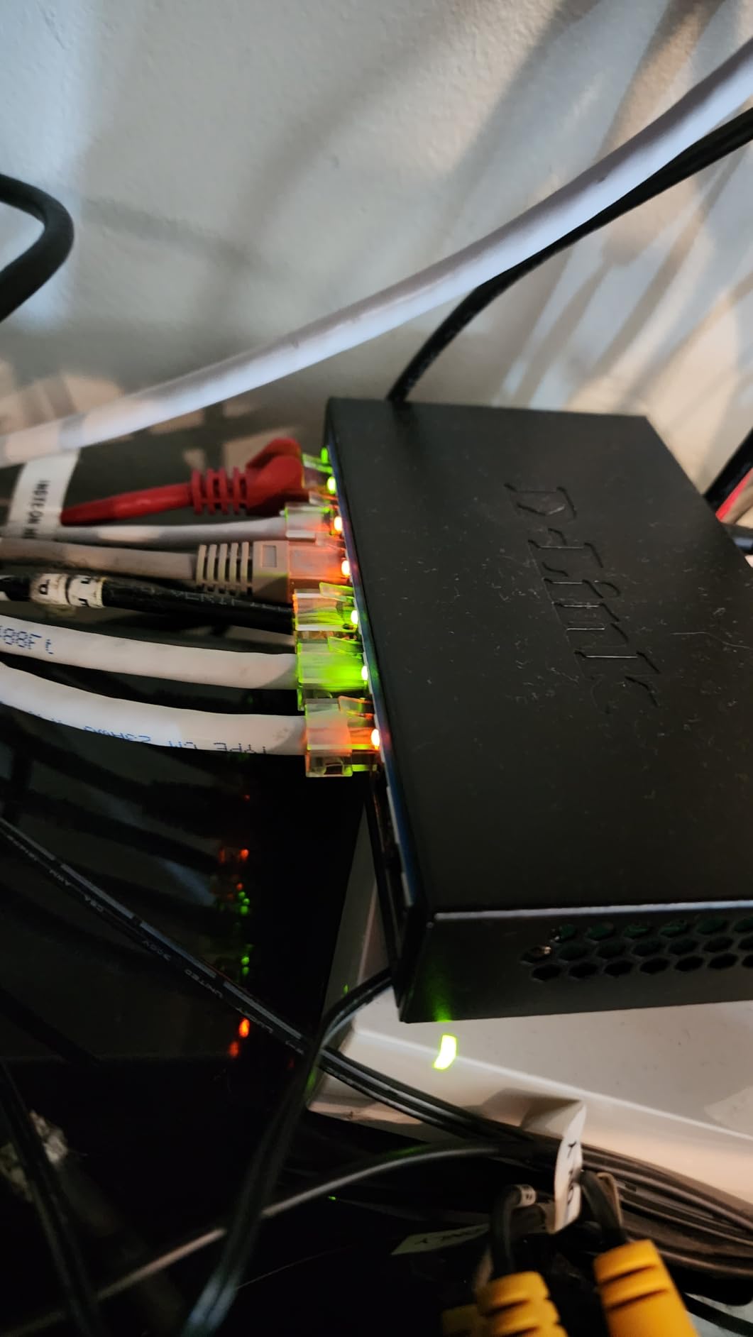 D-Link 8-Port 2.5GB Unmanaged Gaming Switch with 8 x 2.5G - Multi-Gig, Network, Fanless, Plug & Play (DMS-108), Black customer photo 2