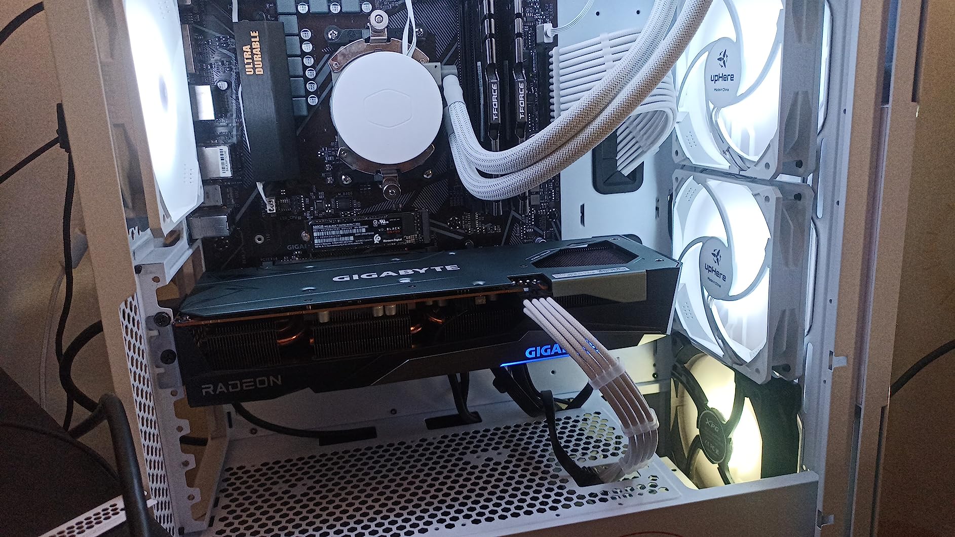 GIGABYTE Radeon RX 7600 Gaming OC 8G Graphics Card, 3X WINDFORCE Fans 8GB 128-bit GDDR6, Video Card customer photo 2