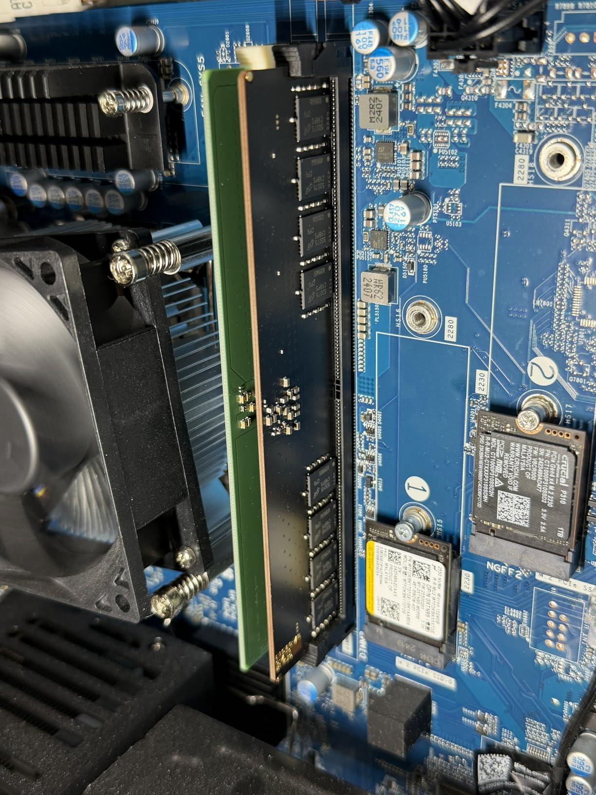 Crucial 16GB DDR5 RAM Kit (2x8GB), 5600MHz Desktop Memory, UDIMM 288-Pins, Compatible with Intel Core and AMD Ryzen 7000 customer photo 1