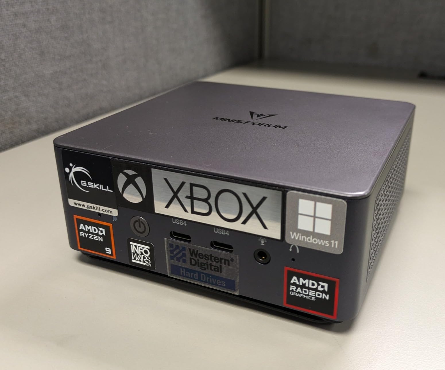 MINISFORUM Venus UM790 Pro Mini PC AMD Ryzen 9 7940HS up to 5.2 GHz, 32GB DDR5 1TB SSD, 2xUSB4, 2.5G LAN customer photo 1