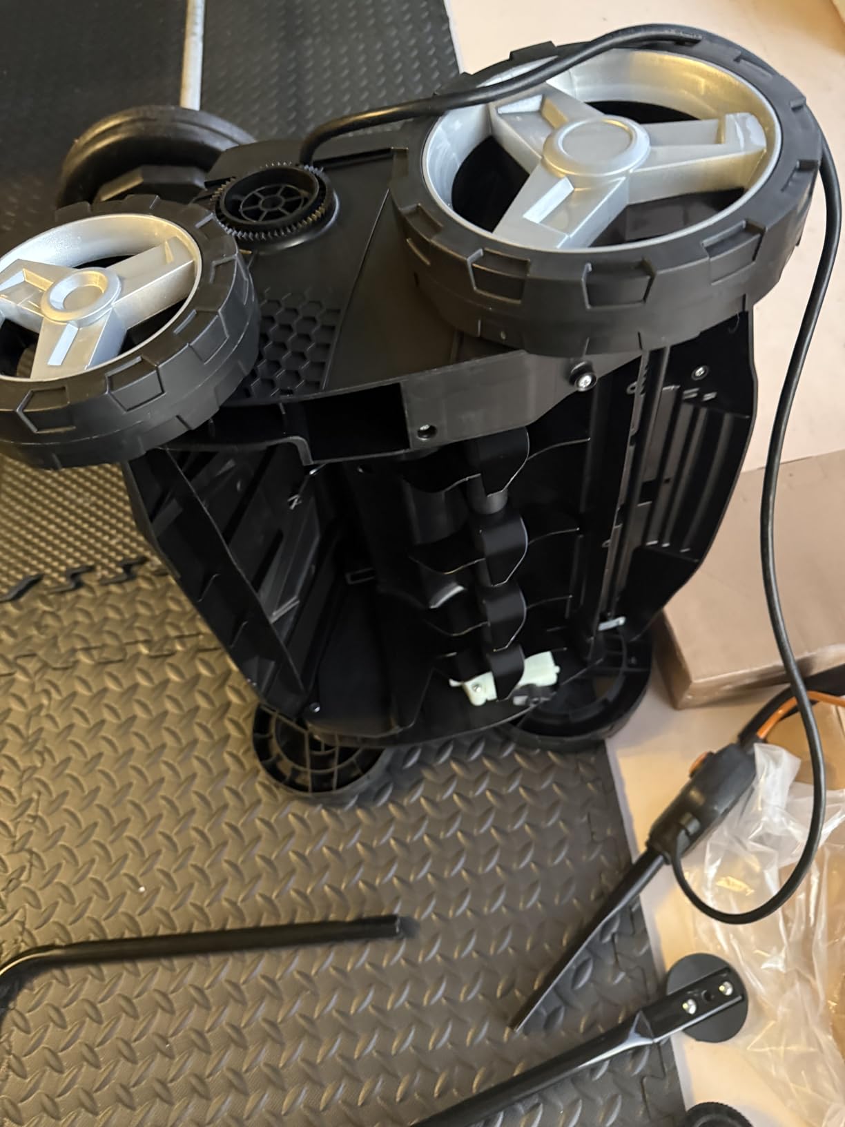 Worx 40V Cordless Lawn Dethatcher, 2 in 1 Dethatcher & Scarifier with Brushless Motor, Electric Dethatcher Removes Deep Thatch & Improves Grass Health, 2 × 4.0 Ah Batteries & Charger Included, WG855 customer photo 2