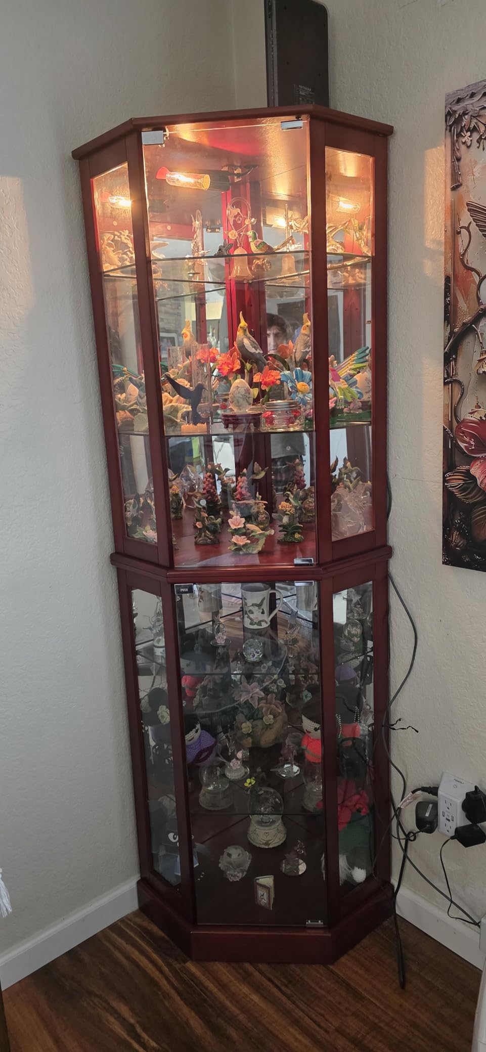 BELLEZE Lighted 3-Side Glass Display Curio Cabinet with Tempered Glass Doors and Shelves, Curved Wood Corner Cabinet with Bulb, Corner Curio Storage Rack for Bar and Liquor Storage - Ashfield (White) customer photo 2