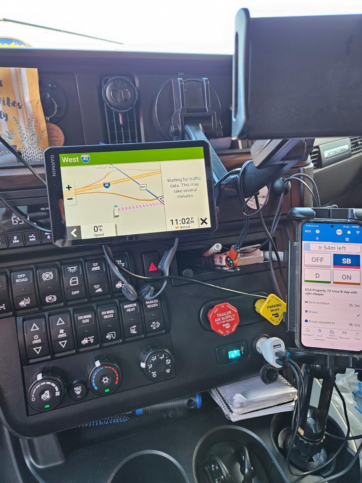 Garmin dezl OTR710, Large, Easy-to-Read 7 inch GPS Truck Navigator, Custom Routing, High-Resolution Birdseye Satellite Imagery, Directory of Trucking & Trailer Services (Renewed) customer photo 2