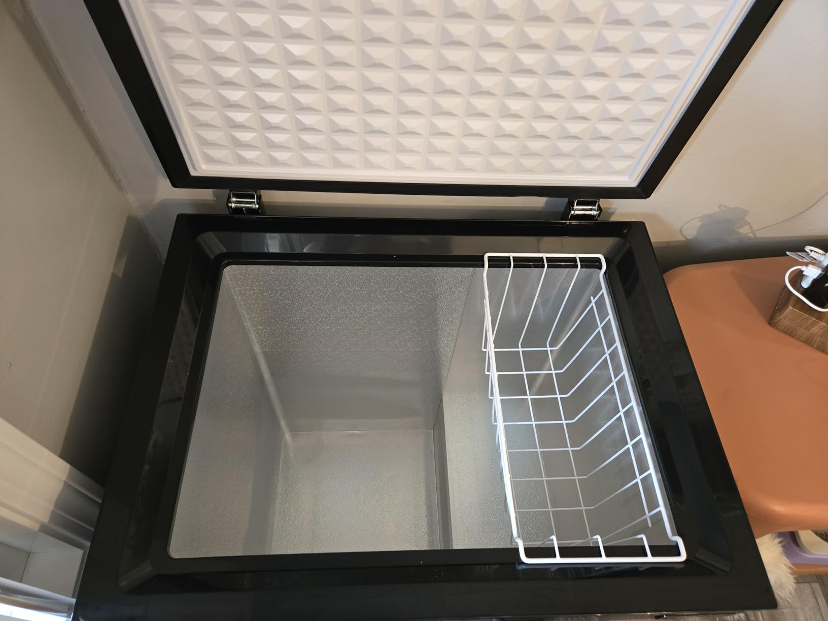 FRIGIDAIRE EFRF7003-BLACK Chest Deep Freezer, 7 Cu. Ft, Black Adjustable Thermostat-Removable Vinyl Coated Wire Basket-Easy Defrost Drain customer photo 2