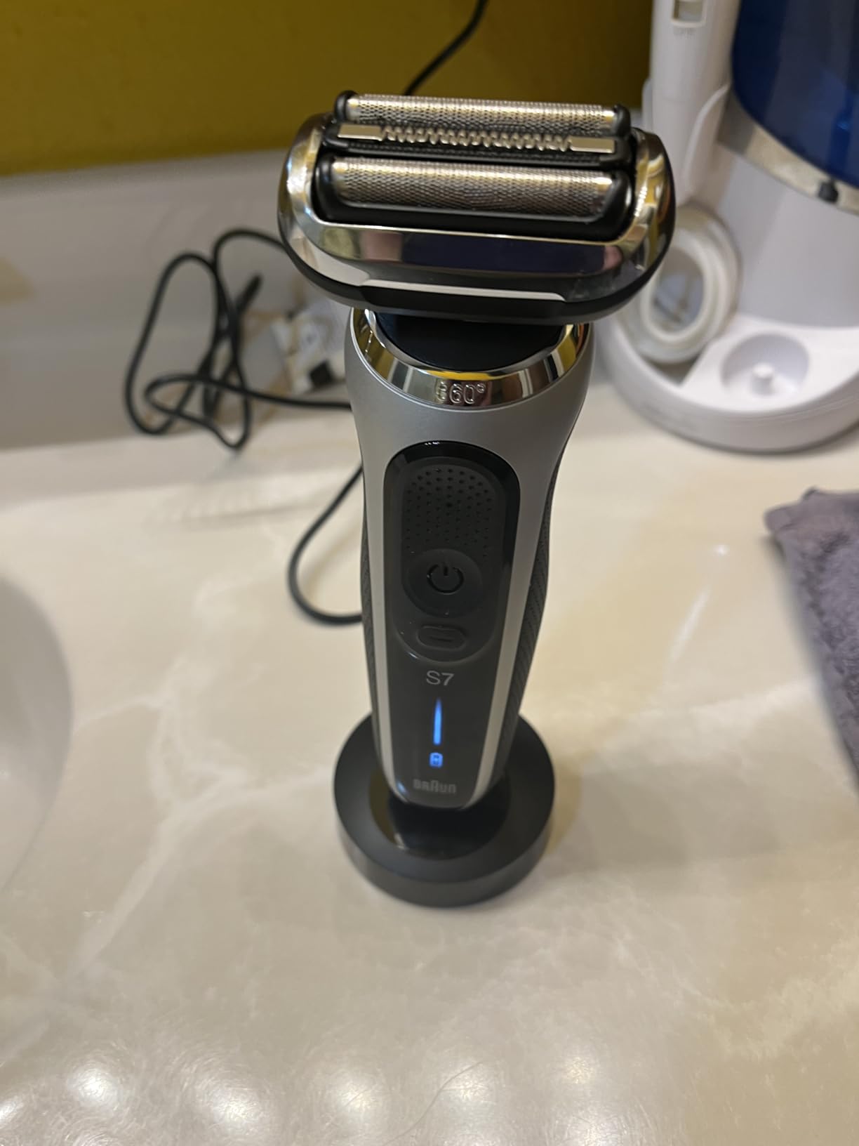 Braun Series 7 7032cs Flex Electric Razor for Men, Wet & Dry, Electric Razor, Rechargeable, Cordless Foil Shaver with Beard Trimmer and Charging Stand, Silver customer photo 2