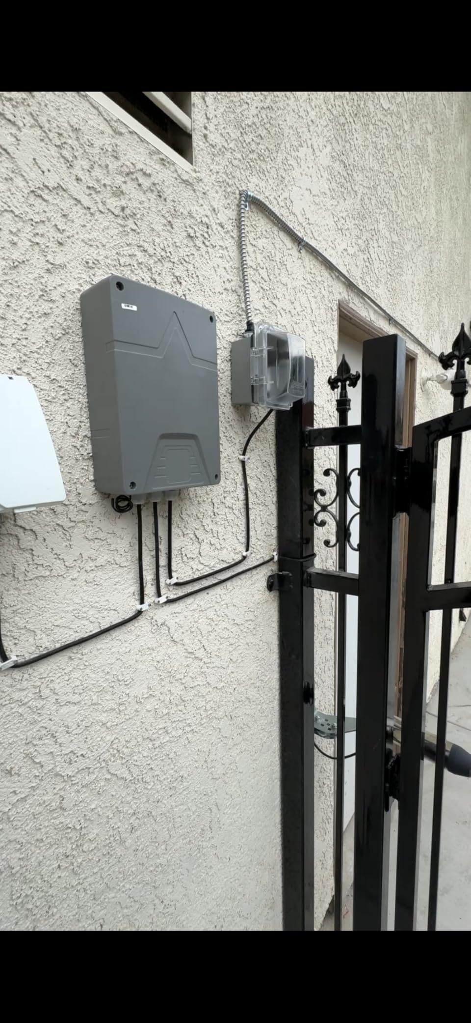 JUJIANG C01 Automatic Gate Opener with Remote Complete Kit for Swing Gate Up to 440lb 12FT per Arm, Electric Gate Openers Light Duty Dual Swing Gate Openers Automatic Gate Motor 40W AC Powered customer photo 1