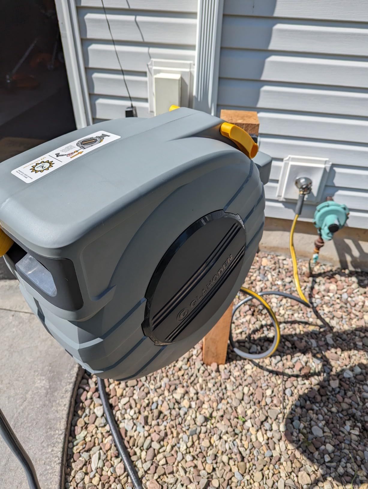 GLAHODEN Retractable Garden Hose Reel 5/8 in x 100 ft Upgraded UV Resistant Heavy Duty Automatic Hose Reel Wall Mount 3/4 in Brass Fitting 9 Pattern Nozzle Any Length Lock Slow Retraction 180° Swivel customer photo 1