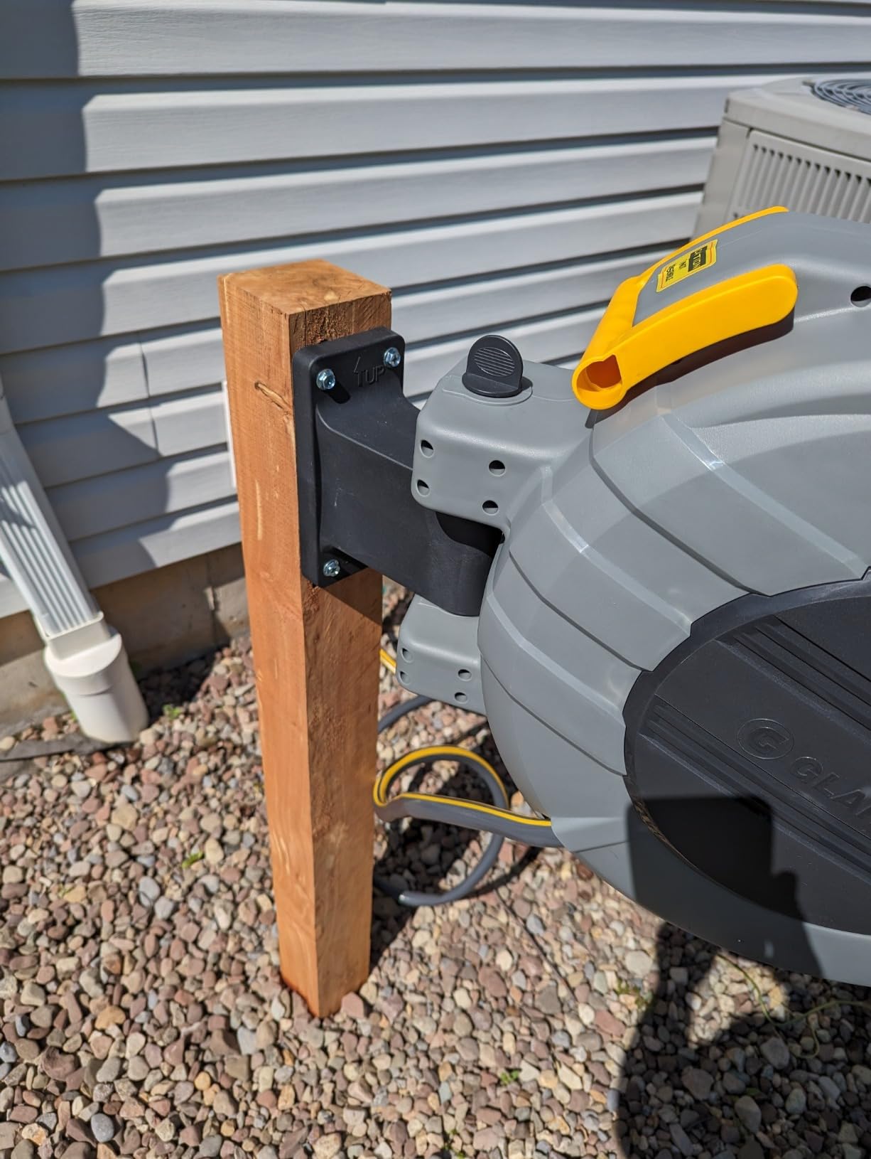 GLAHODEN Retractable Garden Hose Reel 5/8 in x 100 ft Upgraded UV Resistant Heavy Duty Automatic Hose Reel Wall Mount 3/4 in Brass Fitting 9 Pattern Nozzle Any Length Lock Slow Retraction 180° Swivel customer photo 2