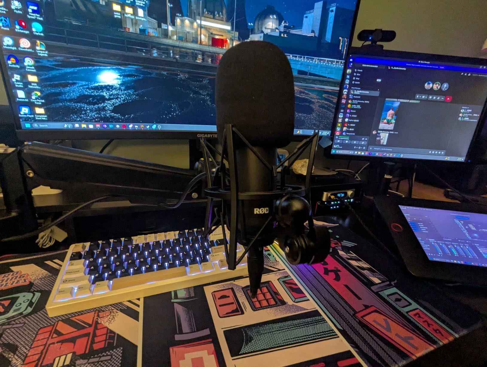 RØDE NT1 Signature Series Large-Diaphragm Condenser Microphone with Shock Mount, Pop Filter and XLR Cable for Music Production, Vocal Recording, Streaming and Podcasting (Black) customer photo 1