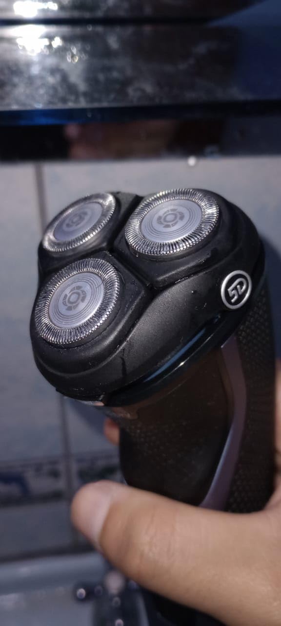 Philips Norelco Shaver 3600 Series, Wet and Dry Electric Shaver, P-Cap, Travel Pouch, Storm Blue, Model S3243/91 customer photo 2