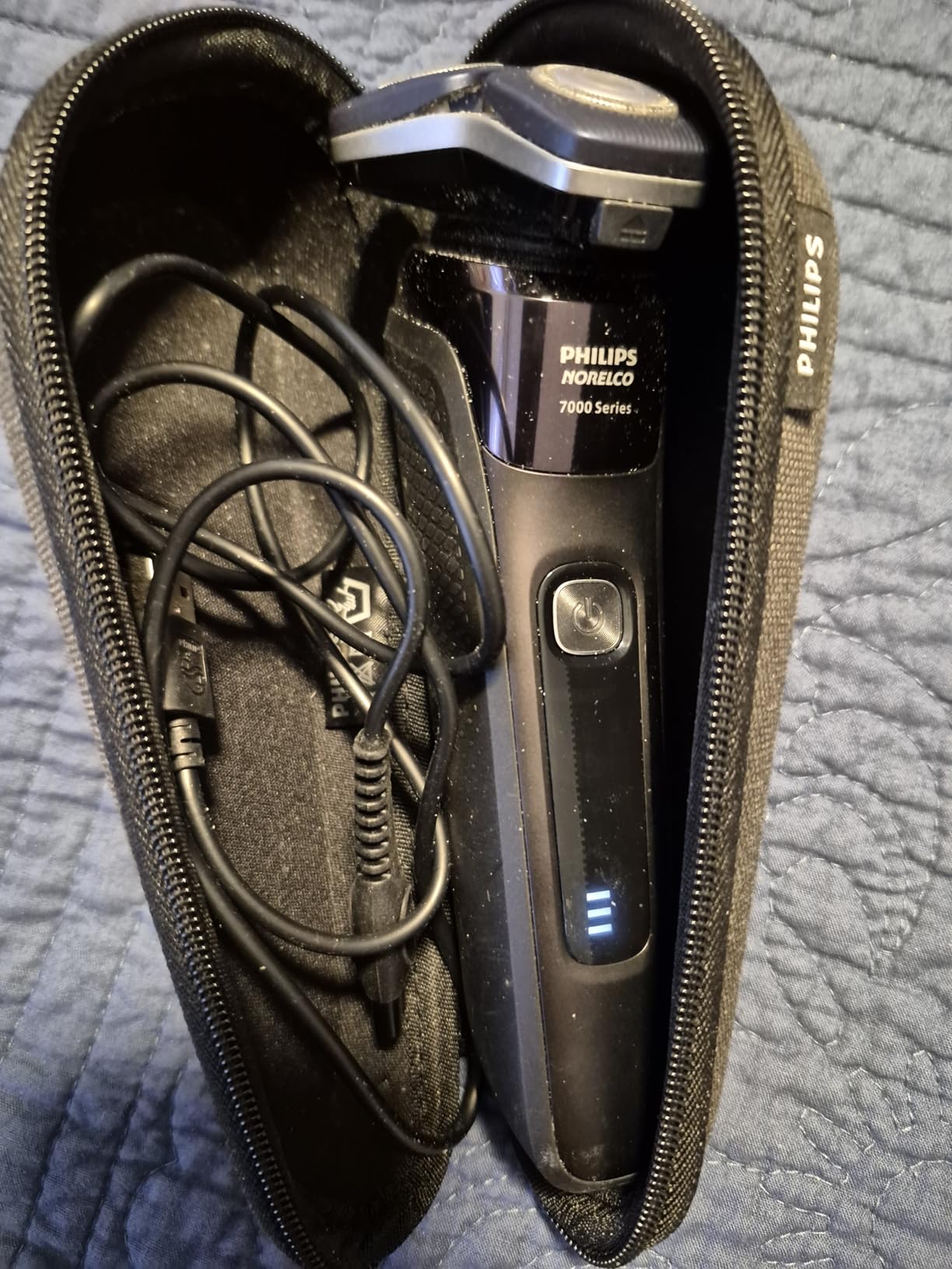 Philips Norelco Shaver 3900 Series, Wet and Dry Electric Shaver, P-Cap, Travel Pouch, Charging Stand, Storm Blue, Model S3341/92 customer photo 1