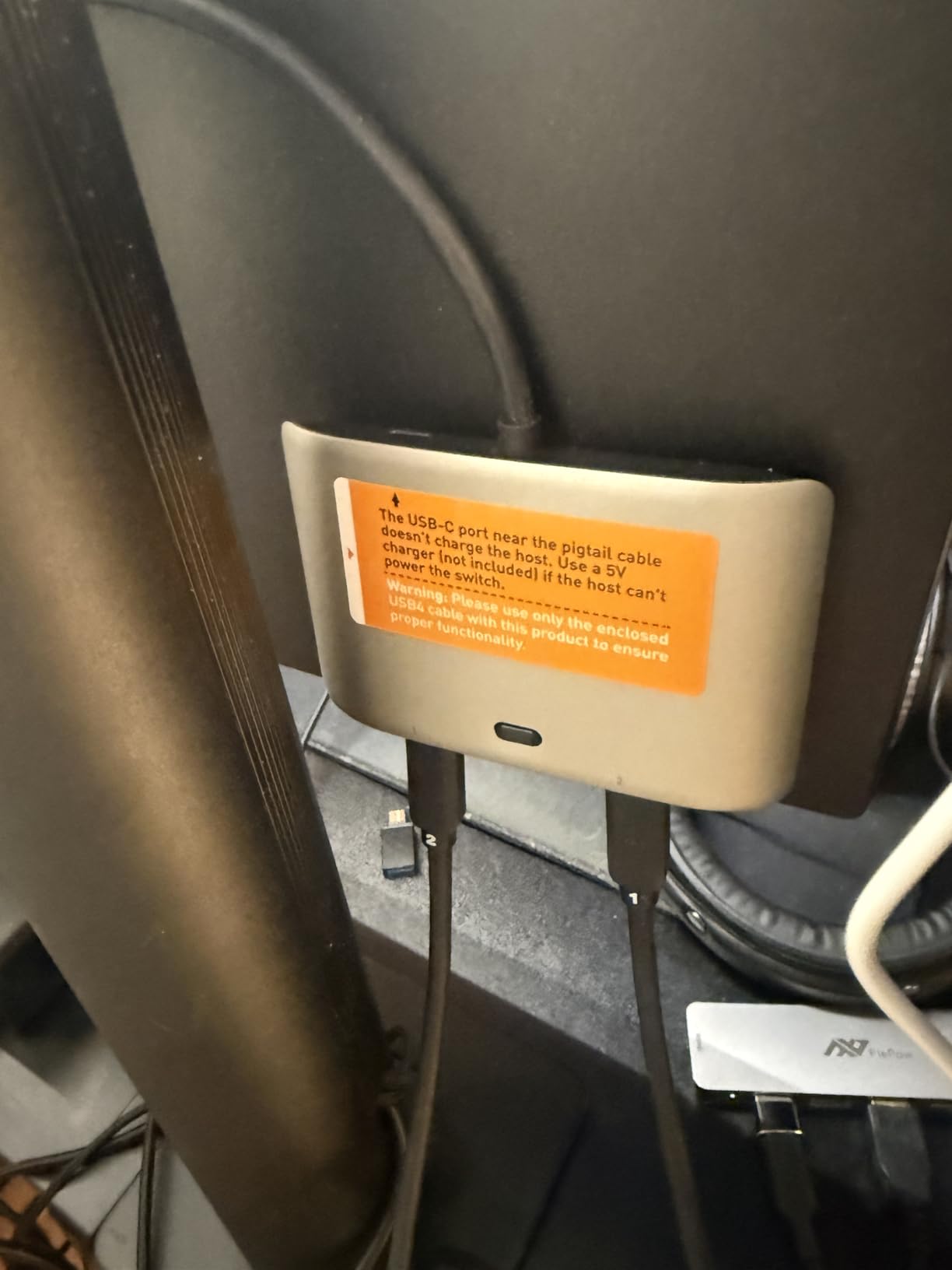 Cable Matters 20Gbps USB C Switch for 2 Computers, Up to 8K@30Hz on Windows, 4K@60Hz on macOS, 140W PD, for Sharing a USB-C/Thunderbolt 4 Monitor or Dock customer photo 1