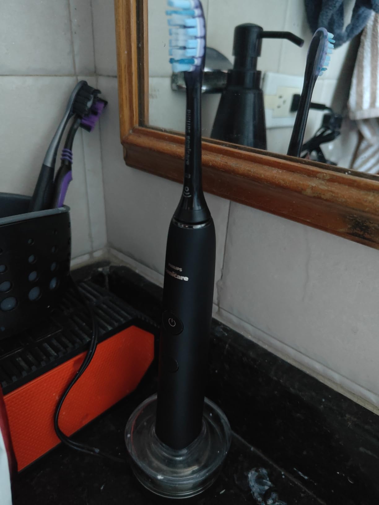 Philips Sonicare DiamondClean Smart 9300 Electric Toothbrush, Sonic Toothbrush with App, Pressure Sensor, Brush Head Detection, 4 Brushing Modes and 3 Intensity Levels, Black, Model HX9903/15 customer photo 2