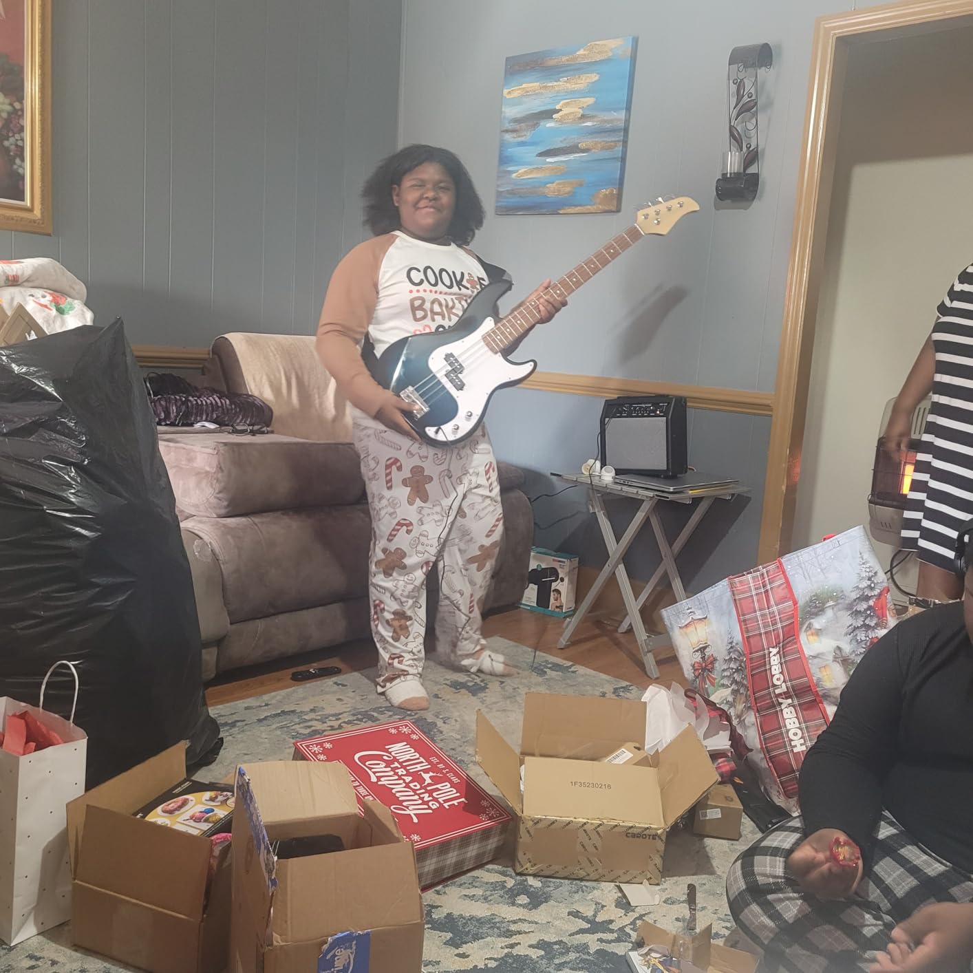 Ktaxon 4 String Electric Bass Guitar, PB-Style Full Size Standard Right Handed Beginner Kit with 20W AMP, Gig Bag, Strap customer photo 1