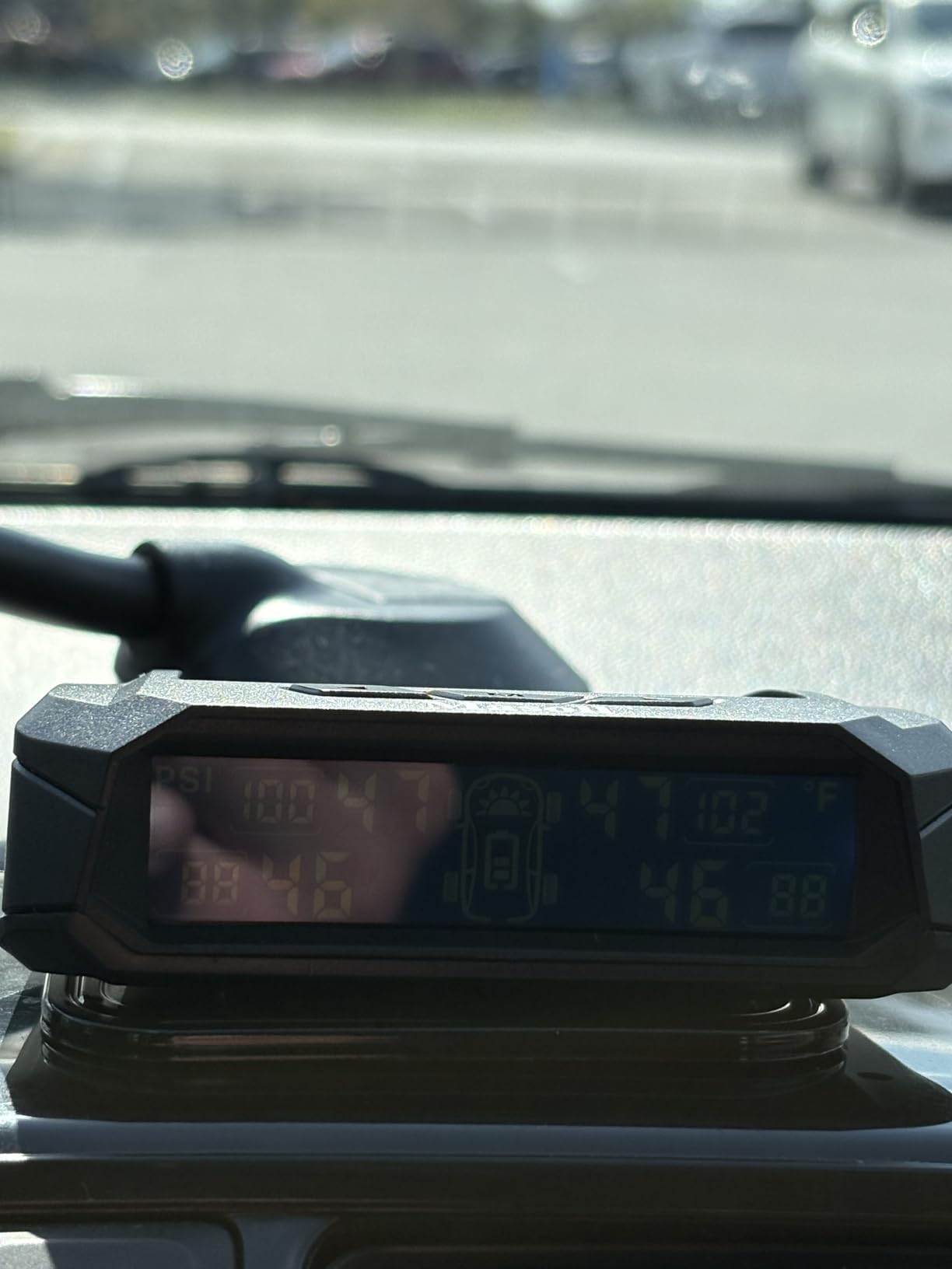 RV tire Pressure Monitoring System, Wireless TPMS Tire Pressure Monitor System with Solar Charger, RV TPMS with 4 tire Pressure Sensors & 6 Alarm Modes(0-87 PSI) customer photo 2