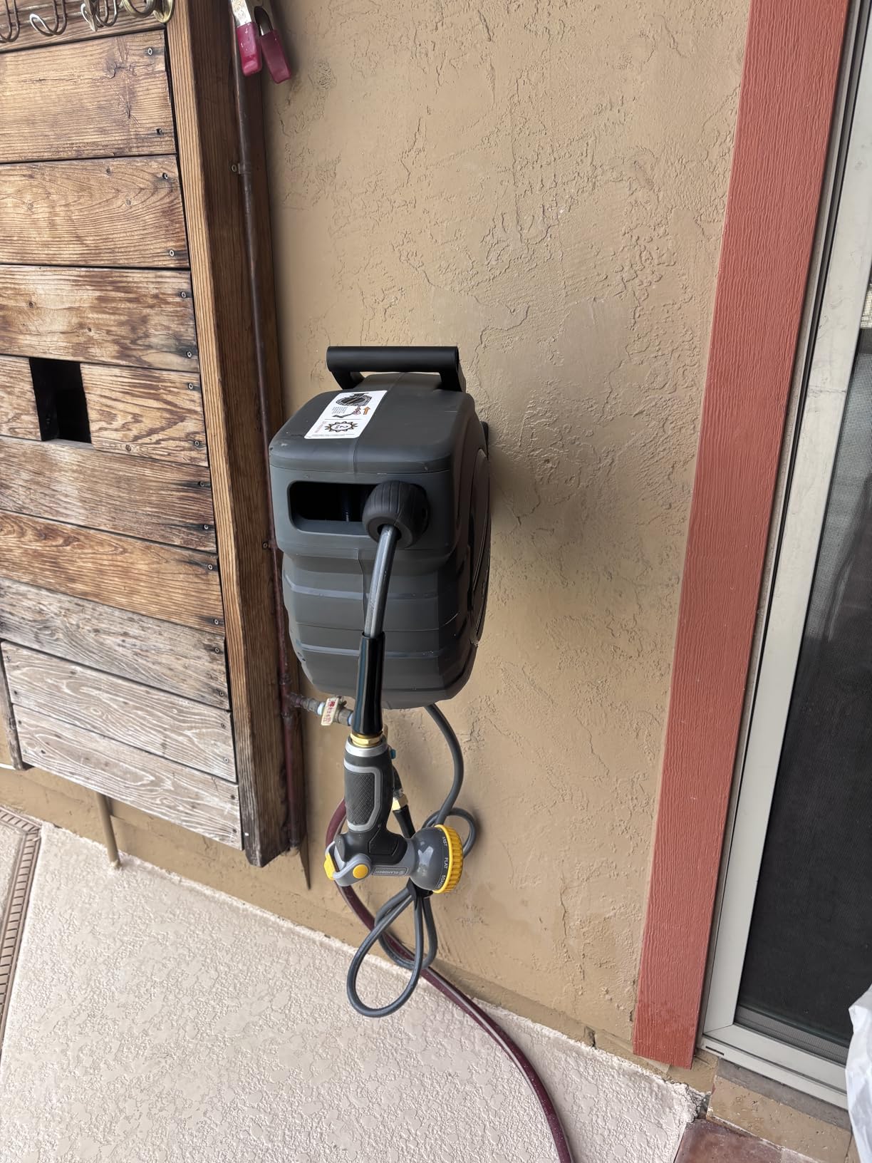 GLAHODEN Retractable Garden Hose Reel 1/2 in x 100 ft, 2025 Upgraded Dual Ratchet Lock UV & Freeze Protection Brass Seal Slow Retraction Anti-Tangle Hose 180°Swivel Reinforced Scaffold Wall Mount customer photo 1