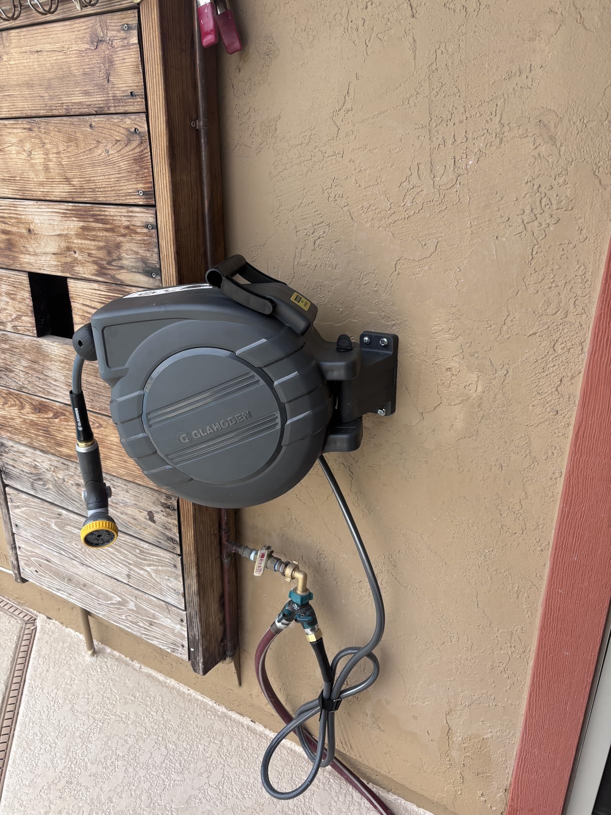 GLAHODEN Retractable Garden Hose Reel 1/2 in x 100 ft, 2025 Upgraded Dual Ratchet Lock UV & Freeze Protection Brass Seal Slow Retraction Anti-Tangle Hose 180°Swivel Reinforced Scaffold Wall Mount customer photo 2