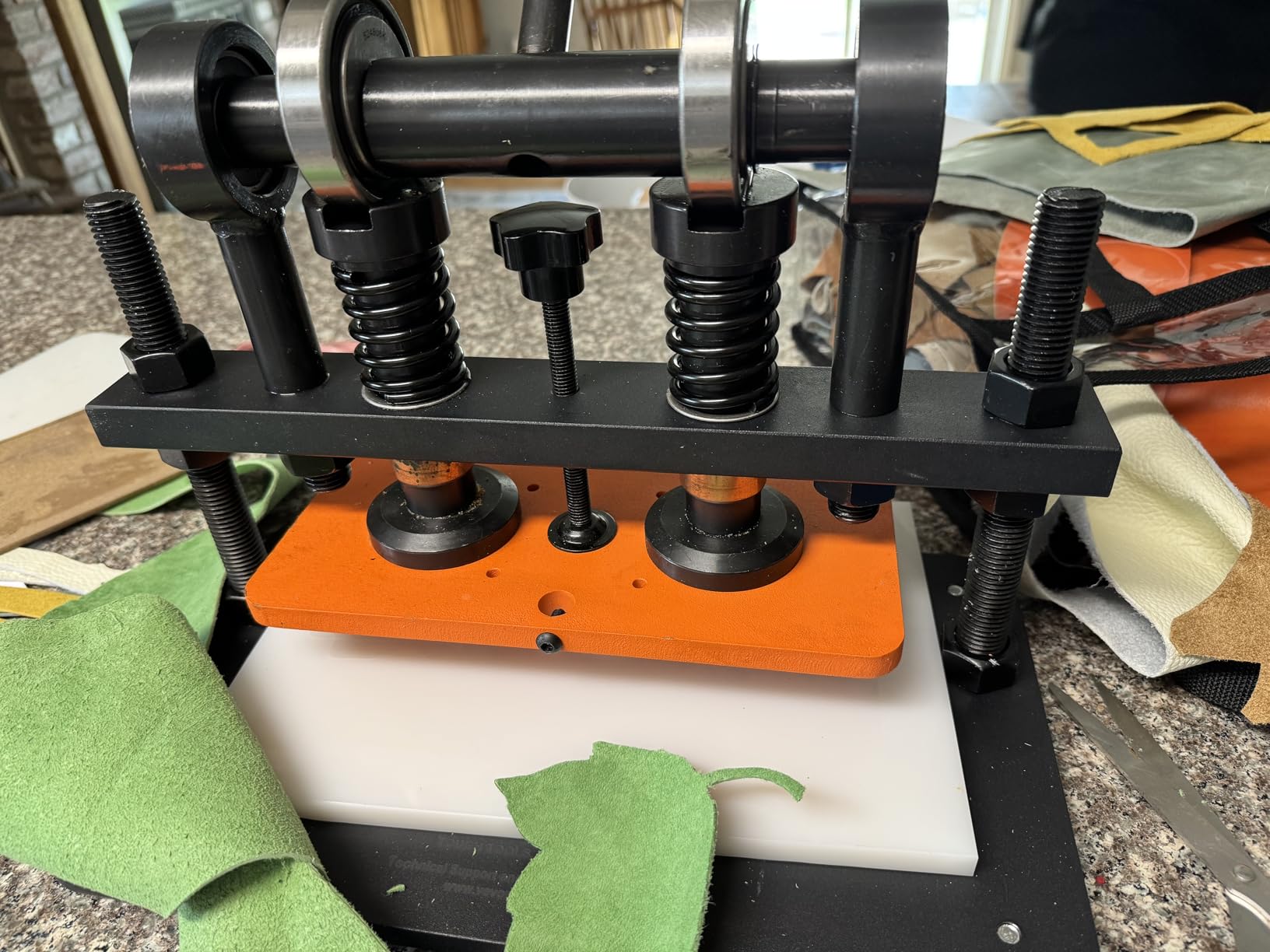 VEVOR Leather Cutting Machine, 10.2 x 4.7 in Embossing Plate Manual Die Cutter, 0.47 in Pressure Stroke Leather Embossing Machine, Dual Guide Shafts Die Cut Machine for Various of Materials customer photo 1