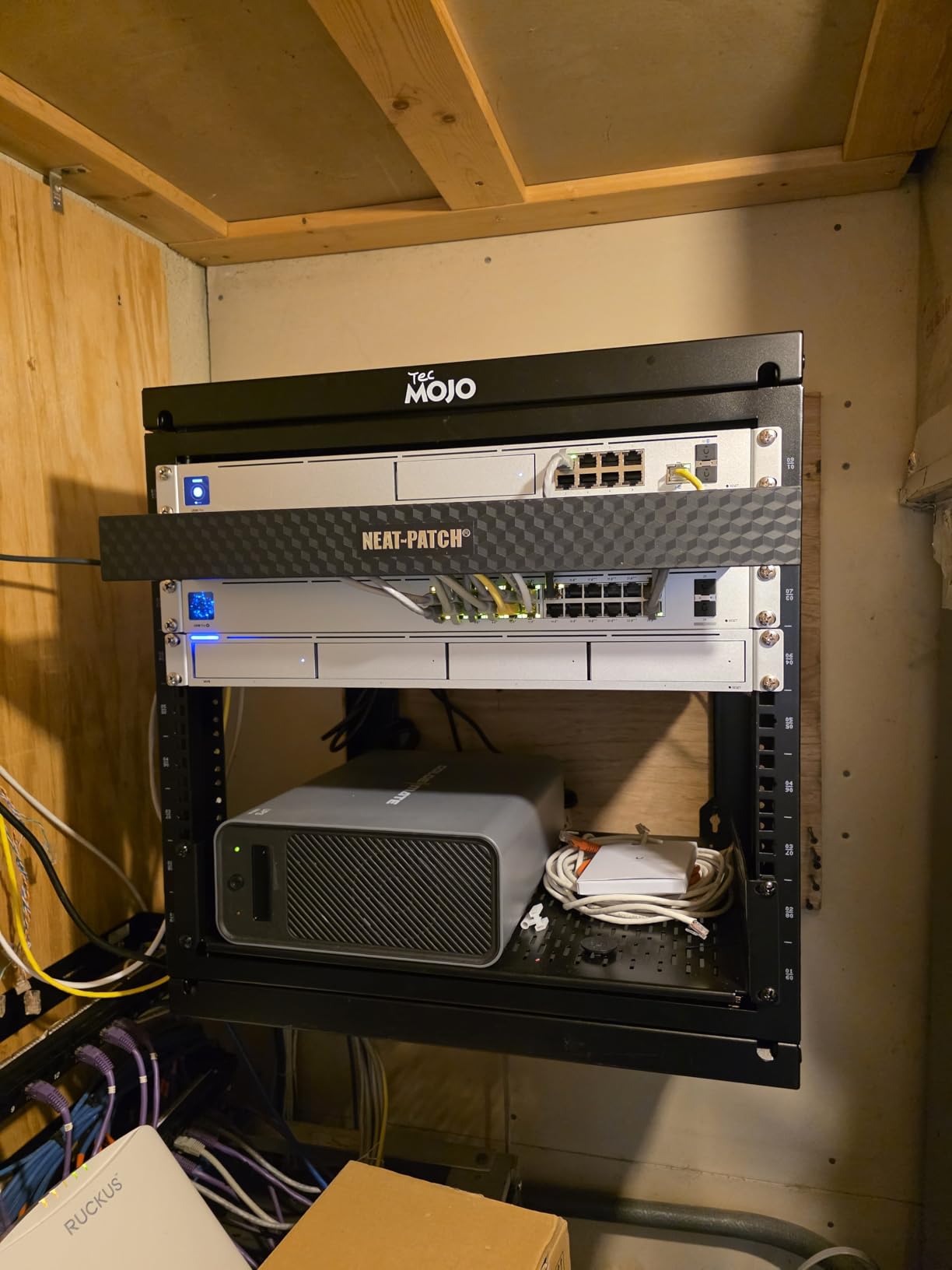 Tecmojo 9U Wall Mount Rack - Open Frame Server Rack with Swing Gate, 18in Depth, 16in Apart Mounting Holes customer photo 1