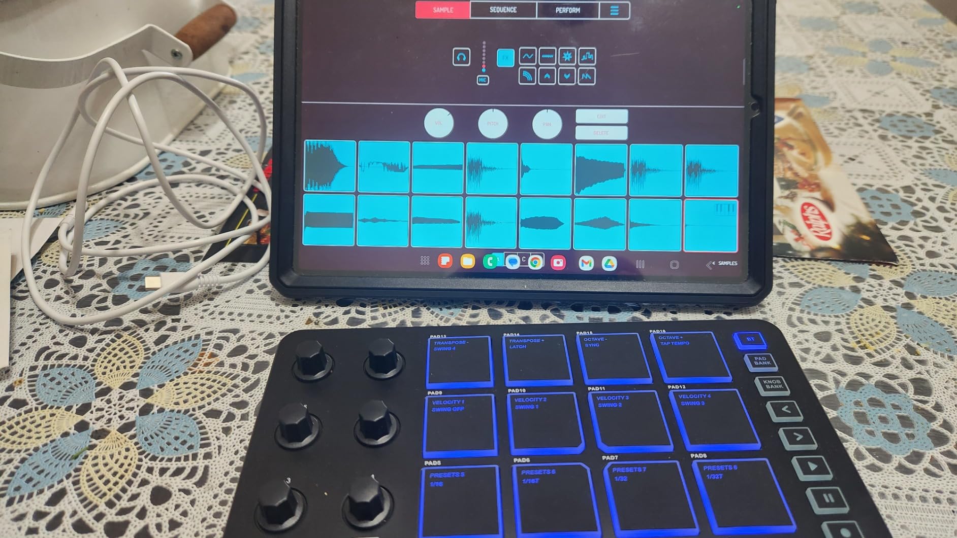 M-VAVE Wireless MIDI Controller Pads, Bluetooth Portable USB MIDI Controller with 16 Drum Pads, 8 Assignable Knobs, Note Repeat, Full Level Buttons, Rechargeable battery (Black Pad) customer photo 2