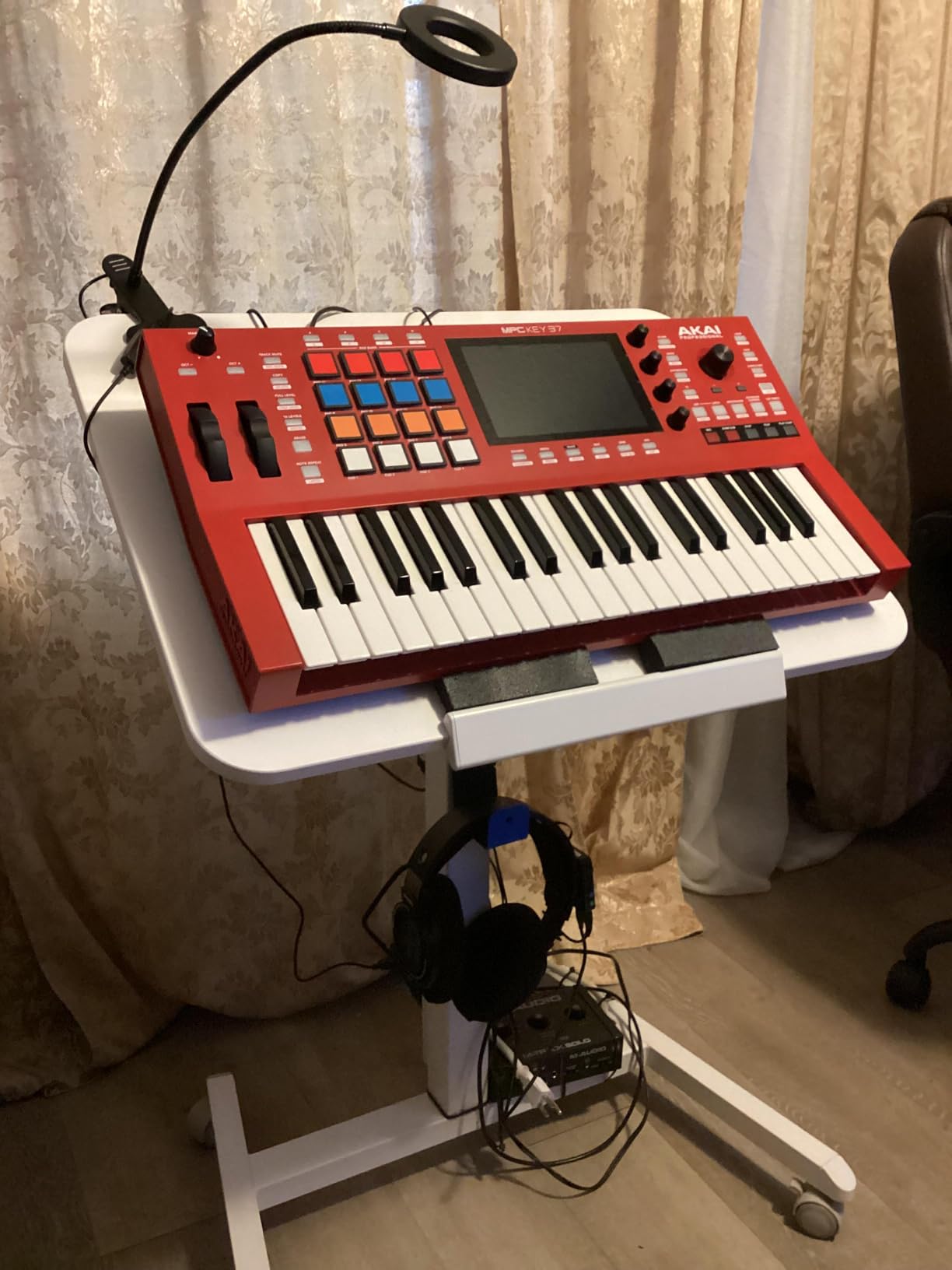Akai Professional MPC Key 37 Standalone Production Synthesizer, Drum Machine, MIDI Keyboard customer photo 1
