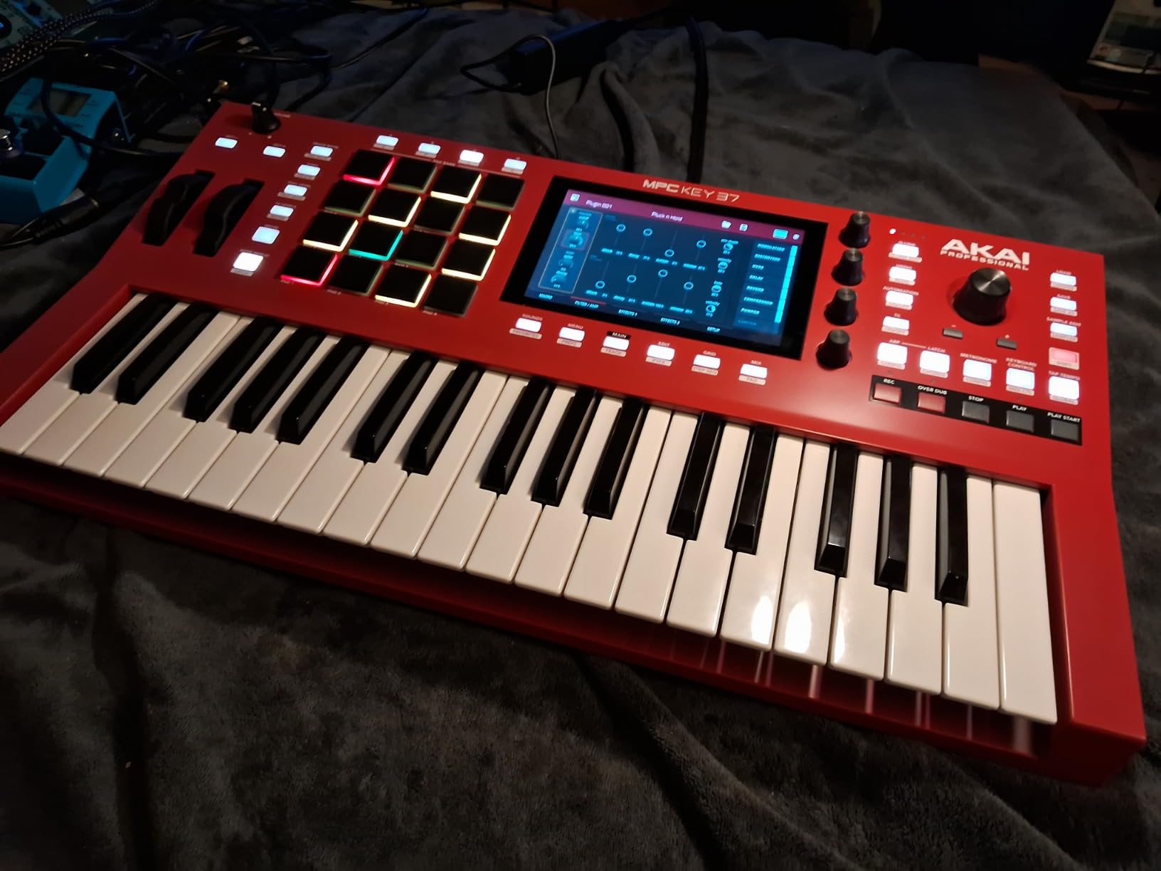 Akai Professional MPC Key 37 Standalone Production Synthesizer, Drum Machine, MIDI Keyboard customer photo 2