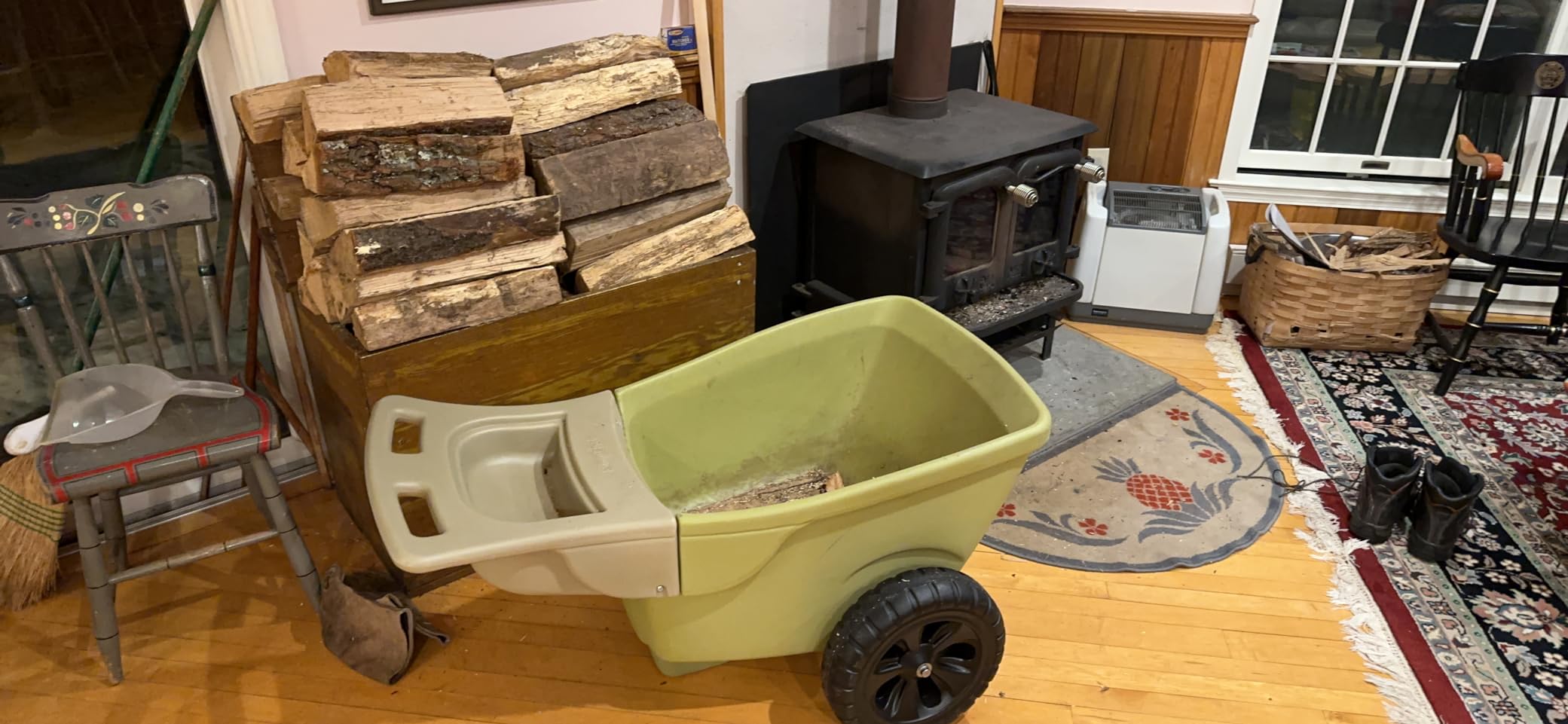 Simplay3 Easy Haul Durable Wheelbarrow with Garden Tool Storage Tray - Large Easy Turn Wheels - Gray - Made in USA customer photo 2