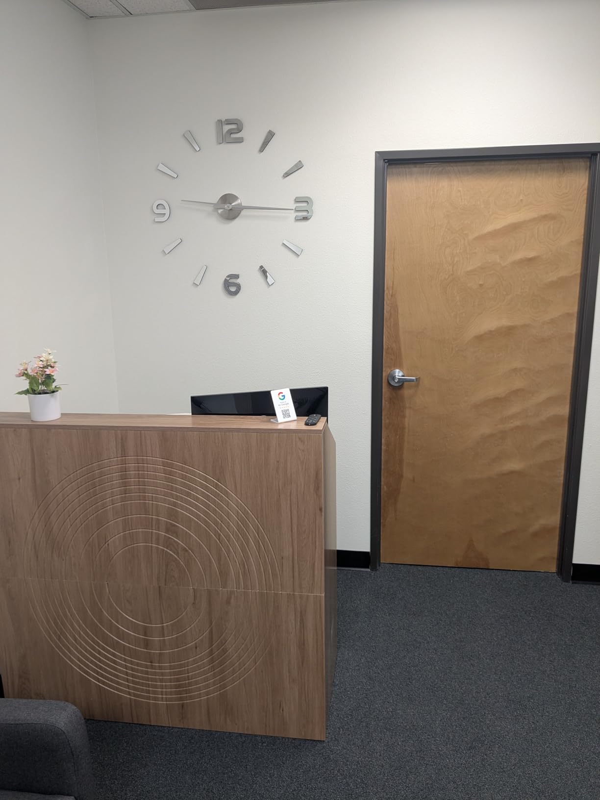 Tribesigns Reception Desk with Counter, Modern Front Desk Reception Room Table with Cable Grommet, 47 inch Retail Counter for Checkout, Lobby, Beauty Salon, Home Office Desk, Black customer photo 1