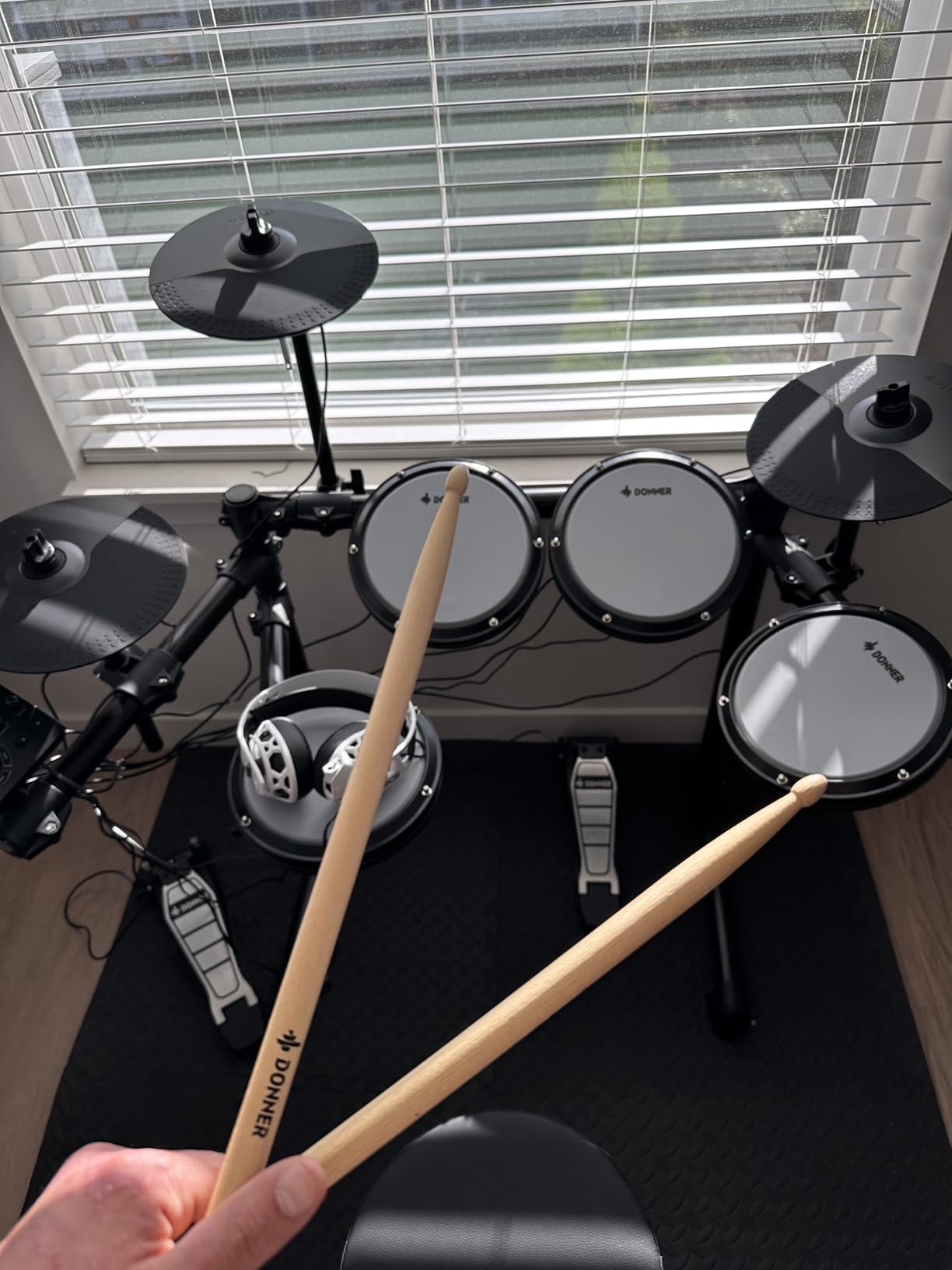 Donner DED-200 LITE Electronic Drum Kit for Beginner with 450+ Sounds, USB MIDI, Quiet Mesh Pads, Throne, Headphones, Sticks and 40 Melodics Lessons customer photo 1