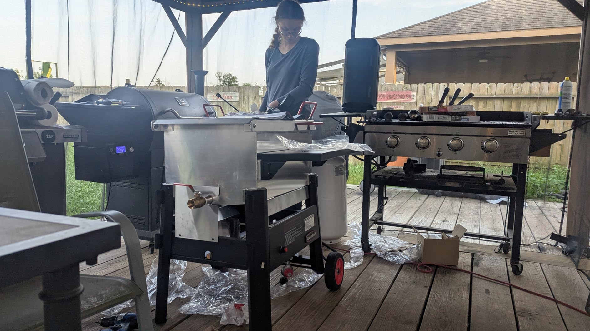 Creole Feast CFB3001 70 QT Outdoor Crawfish Boiler with Stir Paddle & Wheels, Heavy-Duty Seafood Boiler with Foldable Cylinder Bracket for Cajun Boils, Shrimp, Crab, and More, Silver & Black customer photo 2