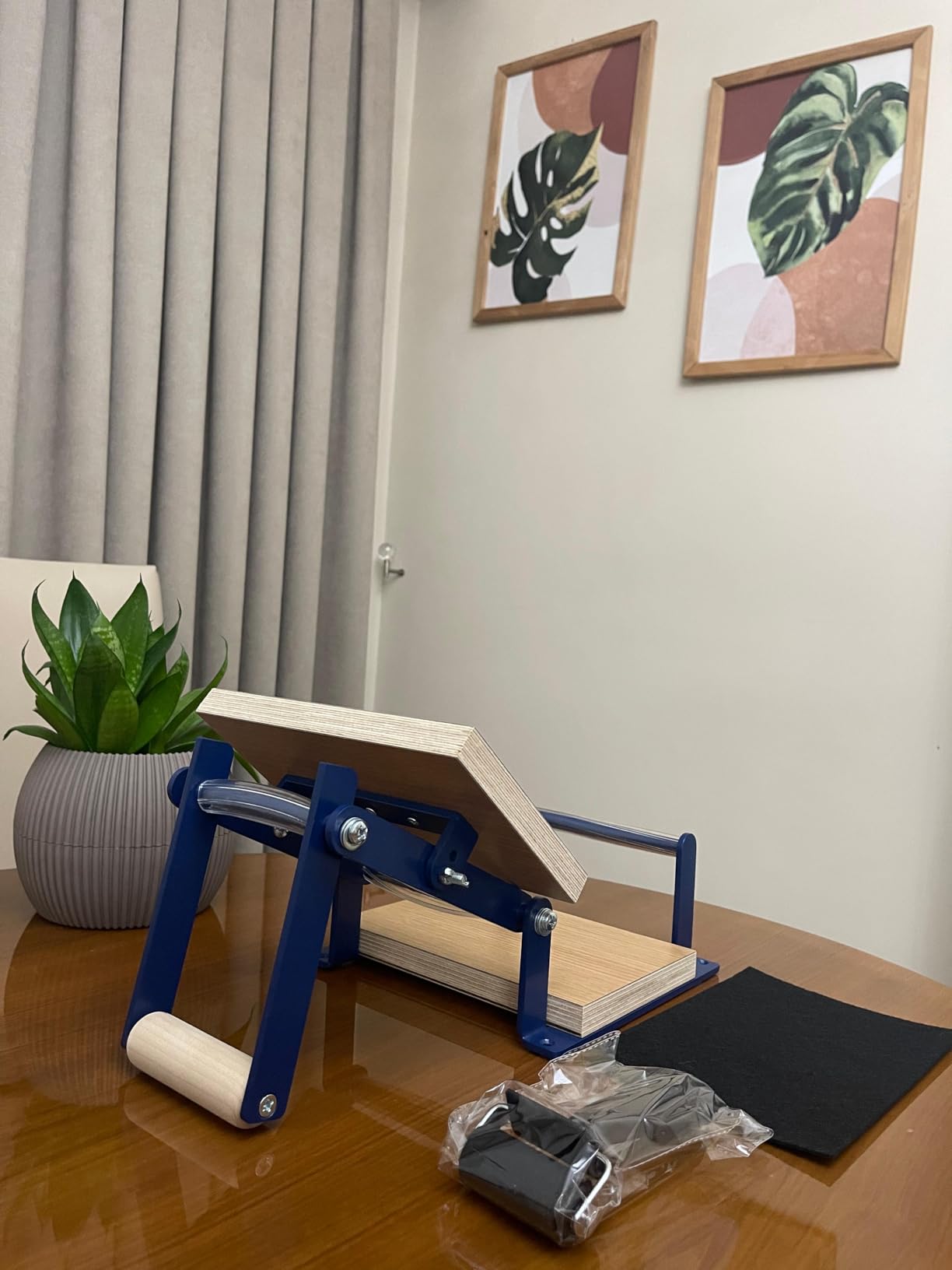 Linocut Press Machine - Lino Printmaking Tool for Relief & Block Printmaking - Manual Tabletop Art Press for Linoleum & Woodcut - A4 Size (11.8