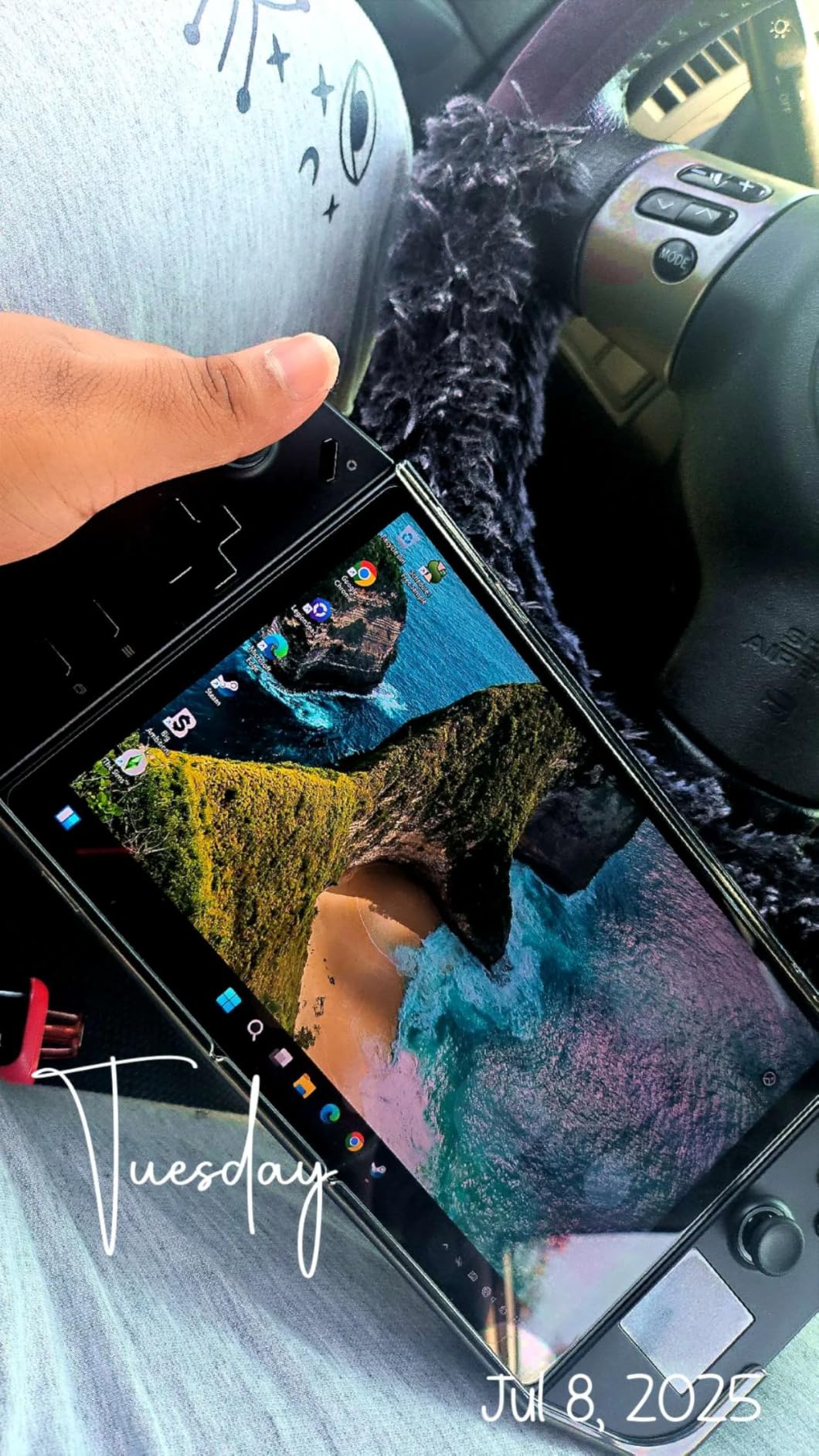 Lenovo Legion Go Gaming Handheld, WQXGA IPS 144Hz 8.8 inch Touchscreen, AMD Ryzen Z1 Extreme, 16GB RAM, 512GB SSD, Shadow Black, Windows 11 Home customer photo 2