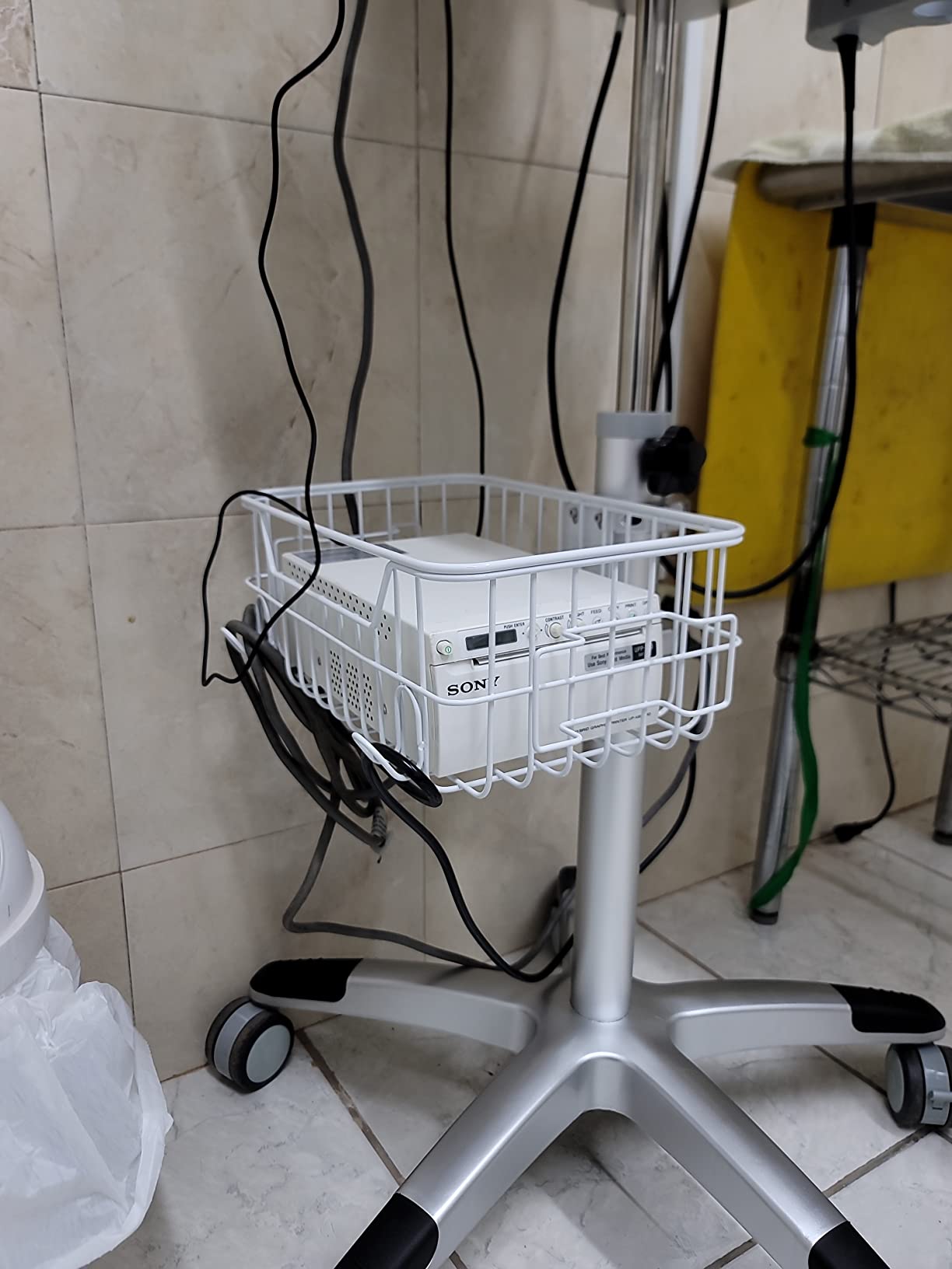 VEVOR Lab Trolley, Rolling Lab Cart with Built-in Socket, 3-Layer Metal Mobile Trolley, Tray Rolling Clinic Cart with Swivel Wheels, 220 lbs Weight Capacity, for Lab, Clinic, Beauty and Salon customer photo 1