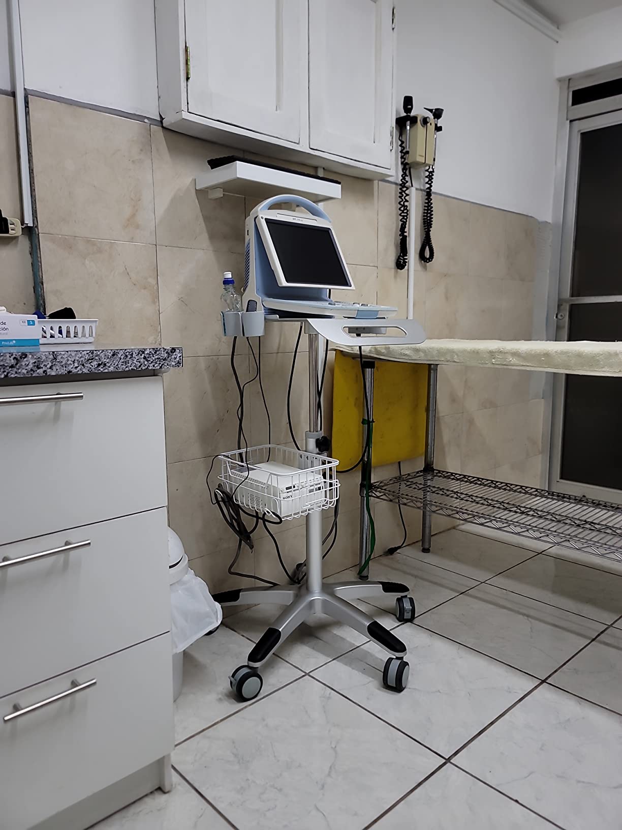 VEVOR Lab Trolley, Rolling Lab Cart with Built-in Socket, 3-Layer Metal Mobile Trolley, Tray Rolling Clinic Cart with Swivel Wheels, 220 lbs Weight Capacity, for Lab, Clinic, Beauty and Salon customer photo 2