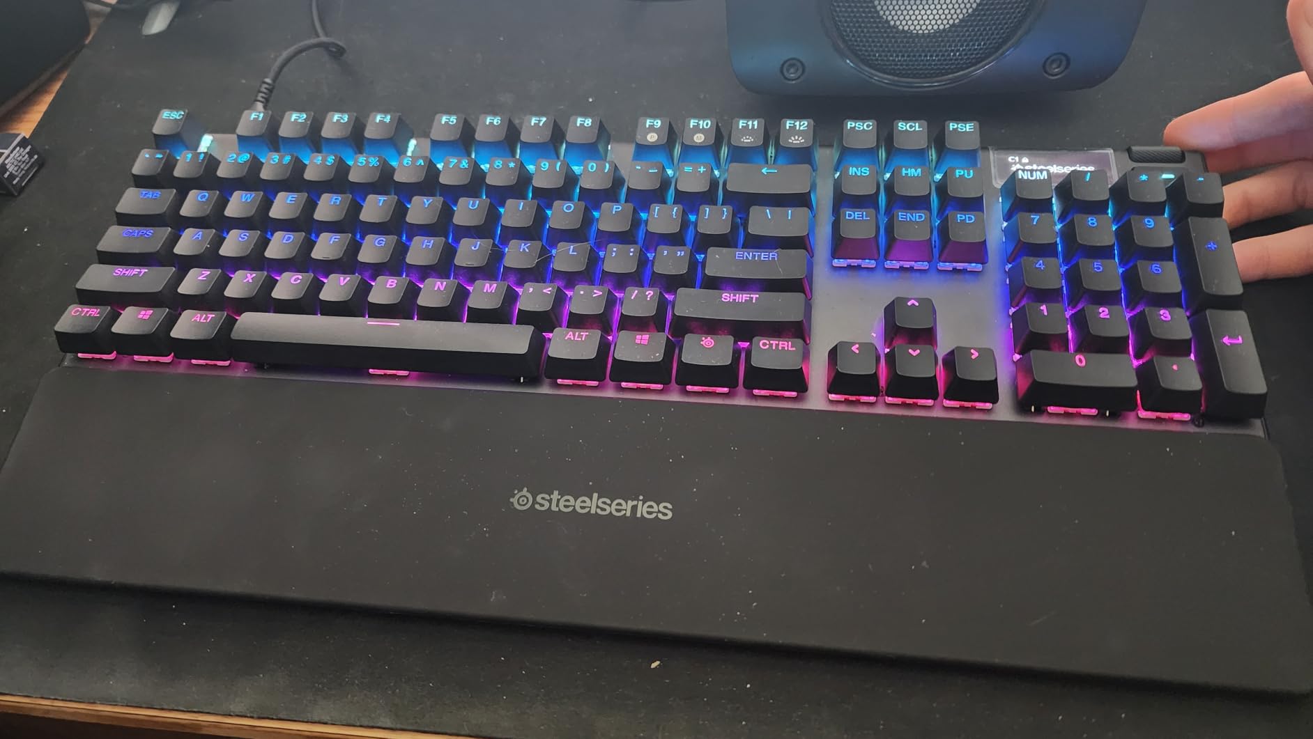 SteelSeries Apex Pro Gen 3 Full-Size - OmniPoint 3.0 HyperMagnetic Switches - Adjustable Actuation - Rapid Trigger - OLED Display - RGB - PBT Keycaps customer photo 1