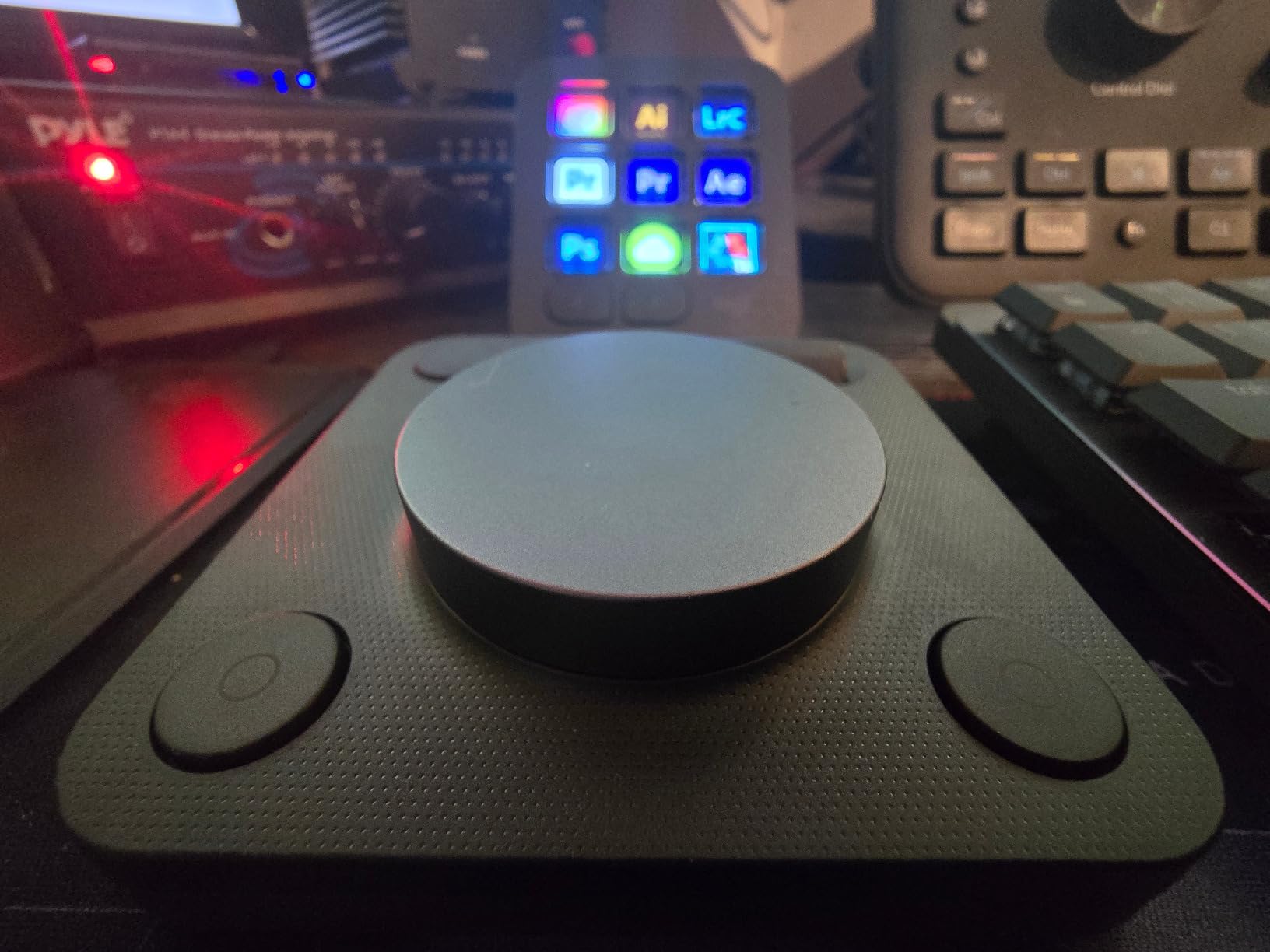 Logitech MX Creative Console, 9 Customizable LCD Keys, Stream Deck Accessories, Control Dial for Graphic Design, Zoom, Spotify - Graphite customer photo 2