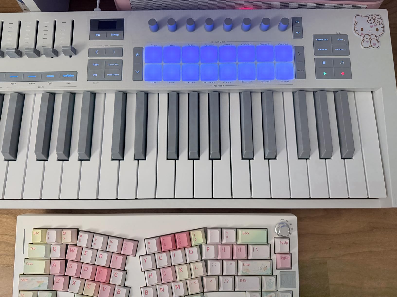Novation Launchkey Mini 25 MK4 - Portable 25 Mini-Key, USB, MIDI Keyboard Controller with DAW Integration. Chord Mode, Scale Mode, Drum Pads, and Arpeggiator customer photo 1