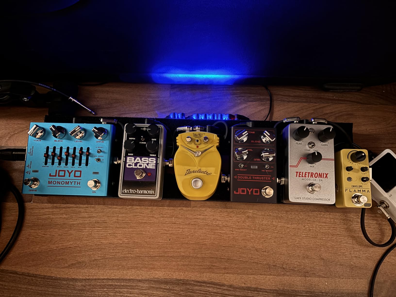 Ghost Fire Small Guitar Pedal Board with Built-in Isolated Power Supply 19.3''x5.1'' Portable Aluminum Alloy Effect Pedalboard with Carry Bag, PP Series (PP1) customer photo 1