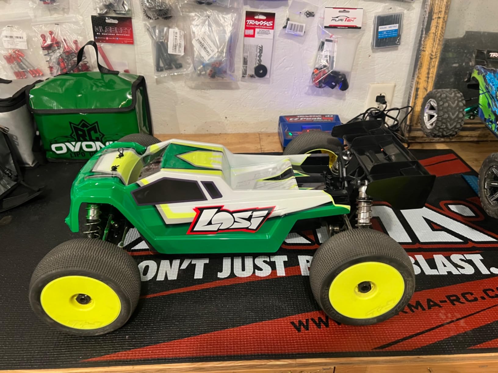 Losi 1/8 8IGHT-XTE 4S 4X4 RTR Brushless Race Truggy Clear customer photo 1