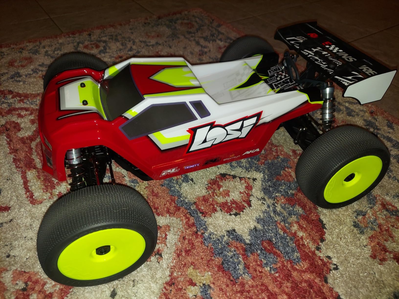 Losi 1/8 8IGHT-XTE 4S 4X4 RTR Brushless Race Truggy Clear customer photo 2