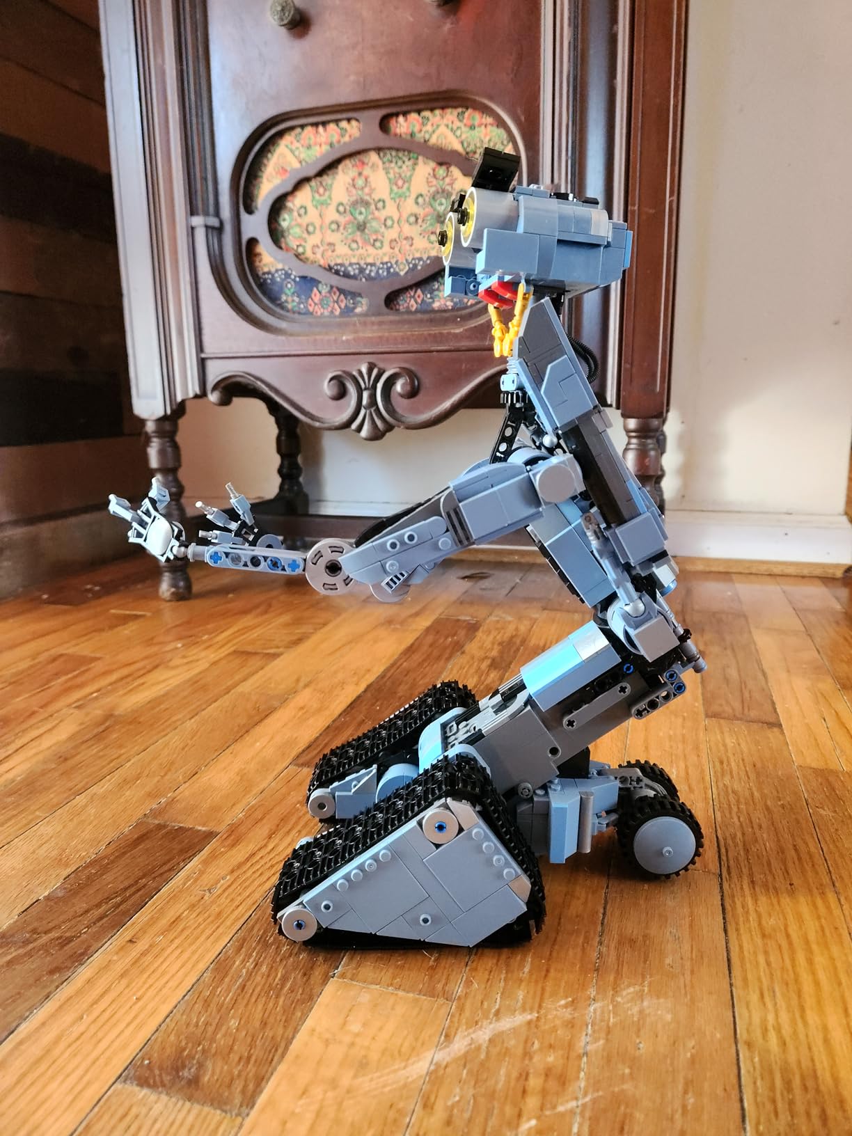 iATOM 1176 Pieces Johnny 5 Robot Building Set with Remote Control - Rechargeable, Gift for Adults Men, STEM Tech Movie Robotic Figure Model Kit customer photo 1