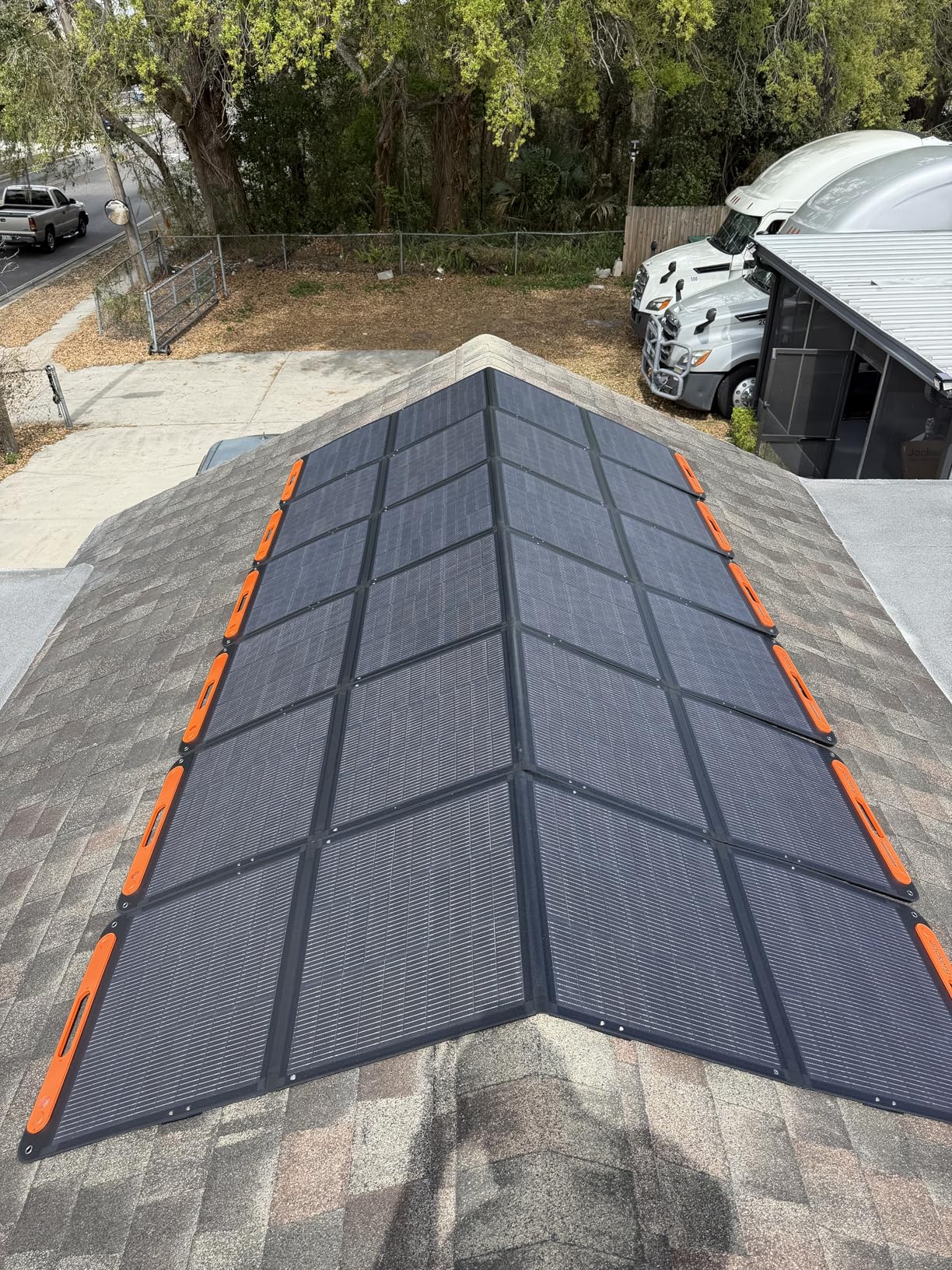 Jackery SolarSaga 200W Portable Solar Panel,IP68 Foldable Bifacial Solar Panels,Compatible with Jackery Explorer Power Station and Solar Generator,for Rooftops Outdoor Camping Off-Grid and RVs customer photo 1