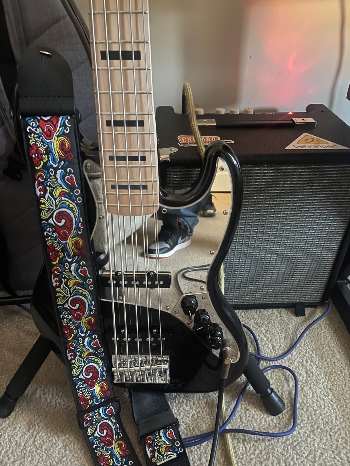 Squier Affinity Series Active Jazz Bass V, Maple Fingerboard, Black Pickguard, Black Metallic customer photo 1