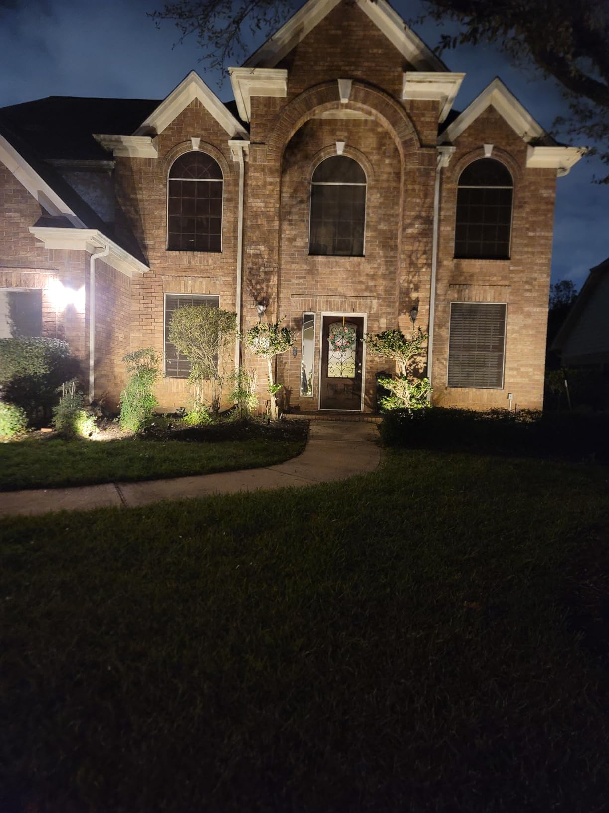 ZUCKEO All-in-One Landscape Lighting Kit, 5W LED Low Voltage Landscape Lights with Transformer and 80FT Wire, Waterproof Outdoor Spotlight with Connectors for Yard Garden House, 3000K 12V-24V 8Pack customer photo 1