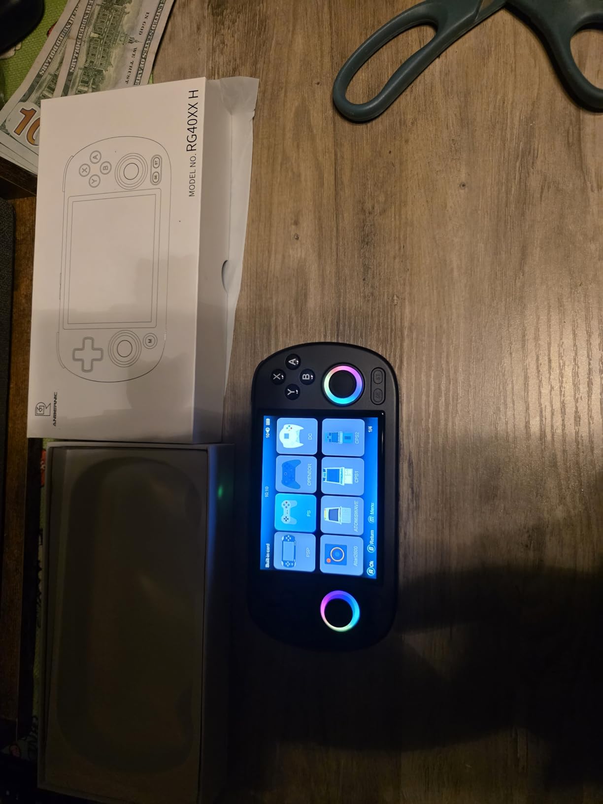 RG40XX H Retro Handheld Game Consoles RG40XXH Retro Gaming Console 64 TF Card Preloaded Games 5000+ Portable Gaming Console Linux 64-bit System 4.0'' IPS Screen WiFi Bluetooth HD and TV Output Black customer photo 1