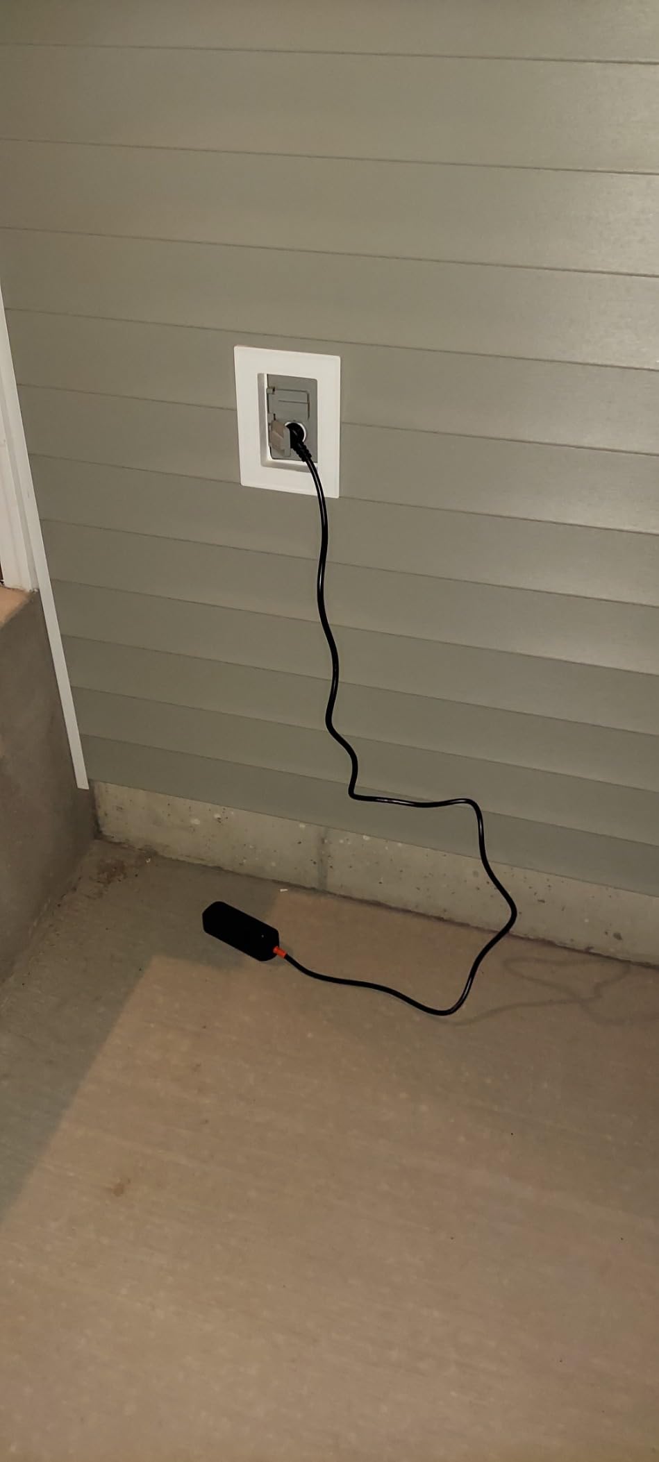 Outdoor Power Strip Weatherproof, Transparent IPX6 Waterproof Surge Protector with 3 Wide Outlets, 1625W/13A, 5FT Extension Cord, Wall Mountable for Indoor Outdoor, UL FCC Listed customer photo 1