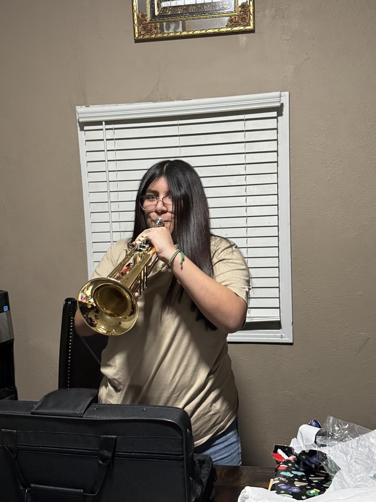 Yinfente Bb Standard Trumpet Set for Beginner or Advance Student, Brass Student Trumpet Instrument With Hard Case, 7C Mouthpiece, Cleaning Kit, White Gloves Gold customer photo 1