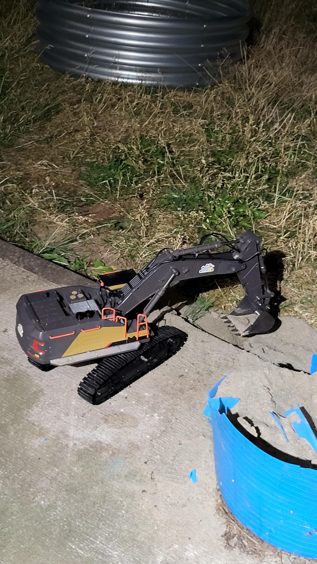 22 Channel Remote Control Excavator, 1/14 Scale RC Excavator Metal Shovel Independent Arms, Professional Construction Vehicles with Lights Sounds, Best Gift for 8+ Years Old Boys Adults customer photo 2