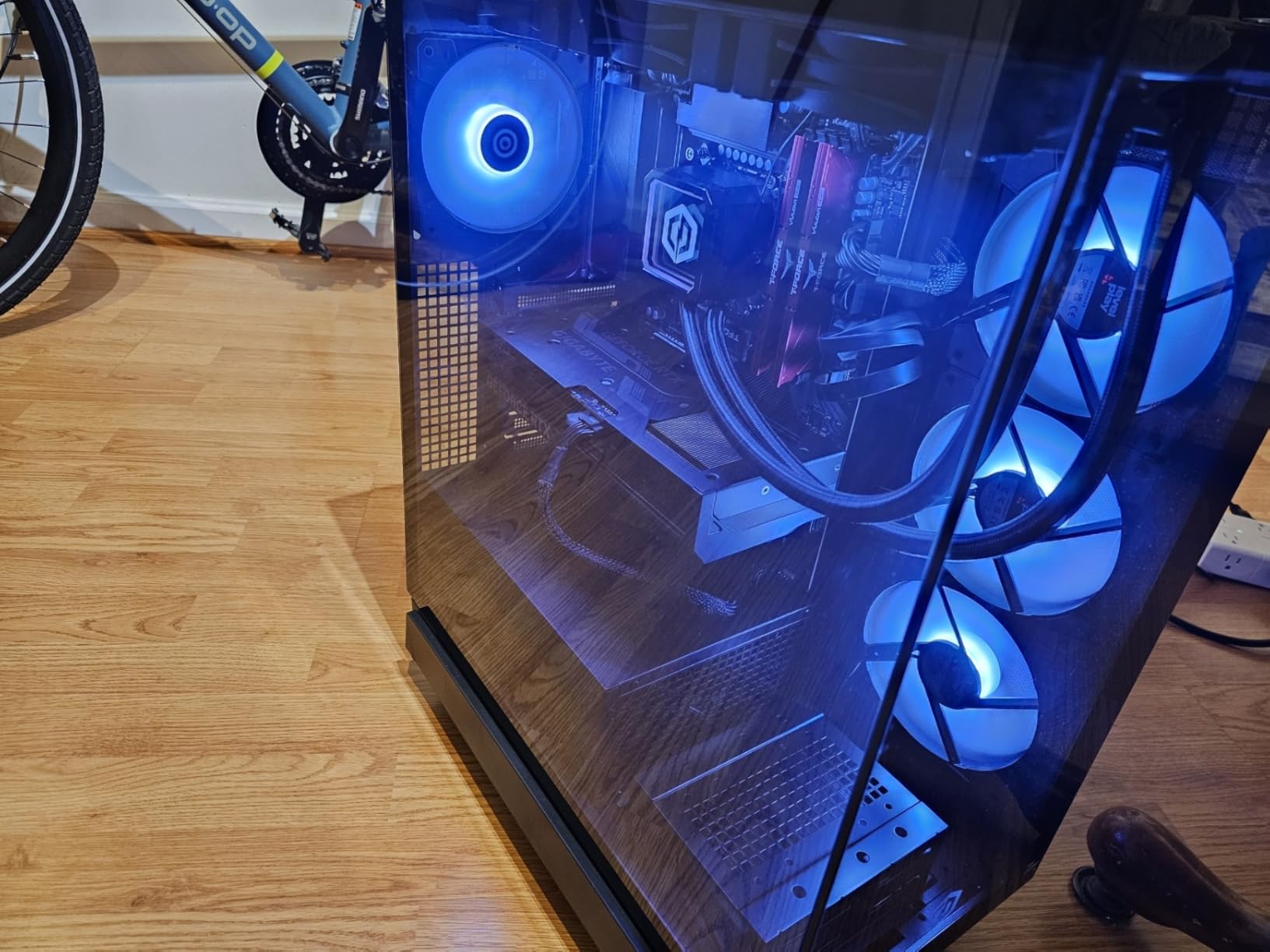 CYBERPOWERPC Gamer Xtreme VR Gaming PC, Intel Core i9-14900KF, GeForce RTX 4070 Super 12GB, 32GB DDR5, 2TB PCIe Gen4 SSD customer photo 1